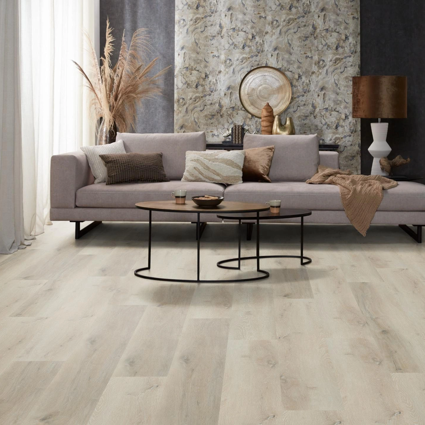 Milieubild Modernes, freundliches Wohnzimmer mit Sofa und Wandtapete - nexflor Klebe-Vinyl Helios Collection Phocis Oak Milieubild Modernes, freundliches Wohnzimmer mit Sofa und Wandtapete - nexflor NXF-10030-001