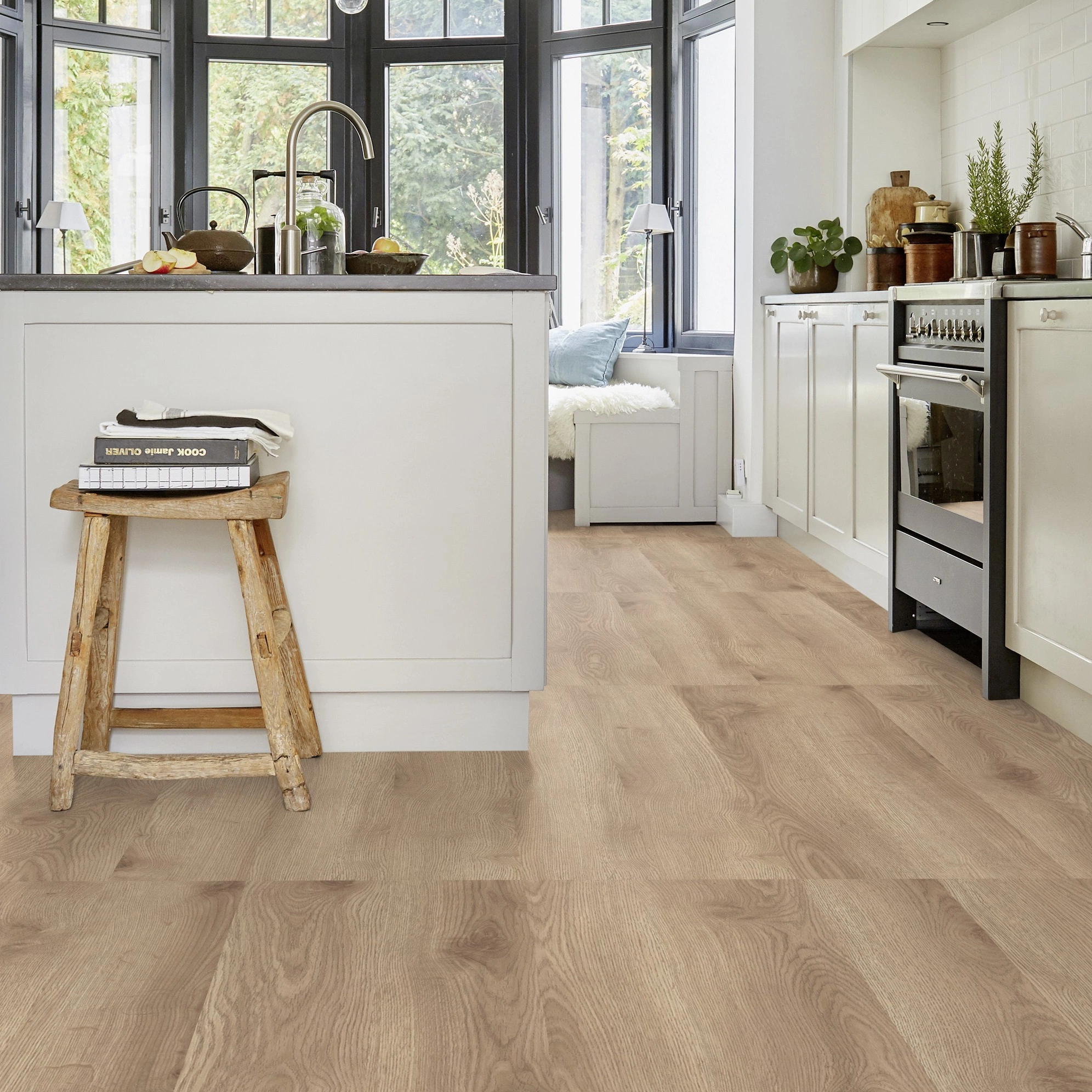 Milieubild Küche mit Küchenblock im Landhaus-Stil - Tarkett Klebe-Vinyl iD Inspiration 55 CLASSICS Contemporary Oak Natural Milieubild Küche mit Küchenblock im Landhaus-Stil - Tarkett 24513019