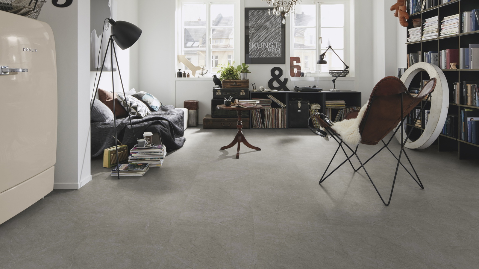 Milieubild Kompaktes Wohnzimmer mit Bücherregal - wineo PL15411SXL