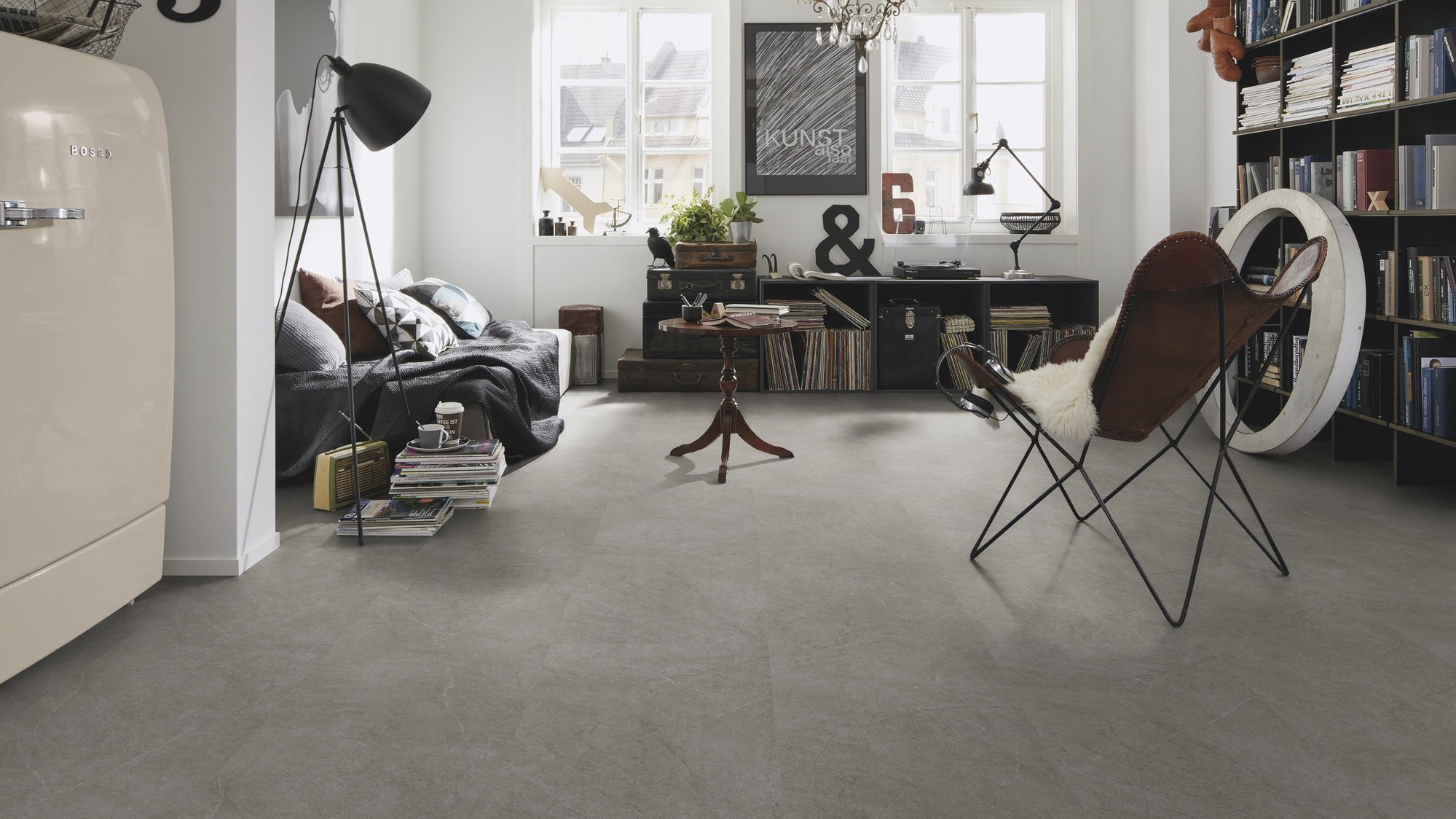 Milieubild Kompaktes Wohnzimmer mit Bücherregal - wineo Klebe-Bioboden PURLINE wineo 1500 stone XL Serene Marble Dark Milieubild Kompaktes Wohnzimmer mit Bücherregal - wineo PL15411SXL