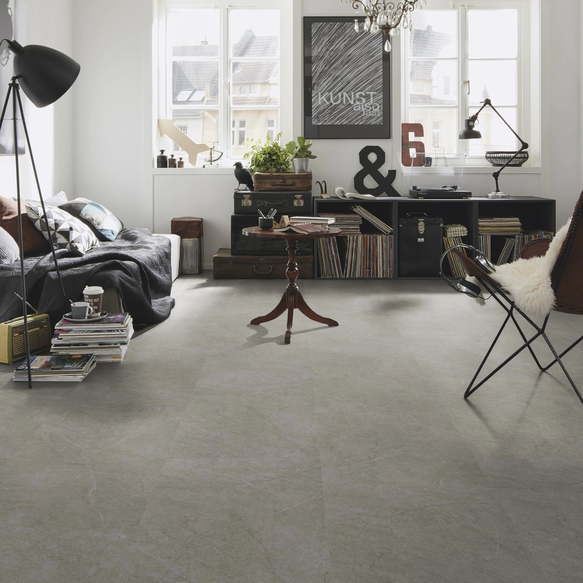 Milieubild Kompaktes Wohnzimmer mit Bücherregal - wineo Klebe-Bioboden PURLINE wineo 1500 stone XL Serene Marble Dark Milieubild Kompaktes Wohnzimmer mit Bücherregal - wineo PL15411SXL