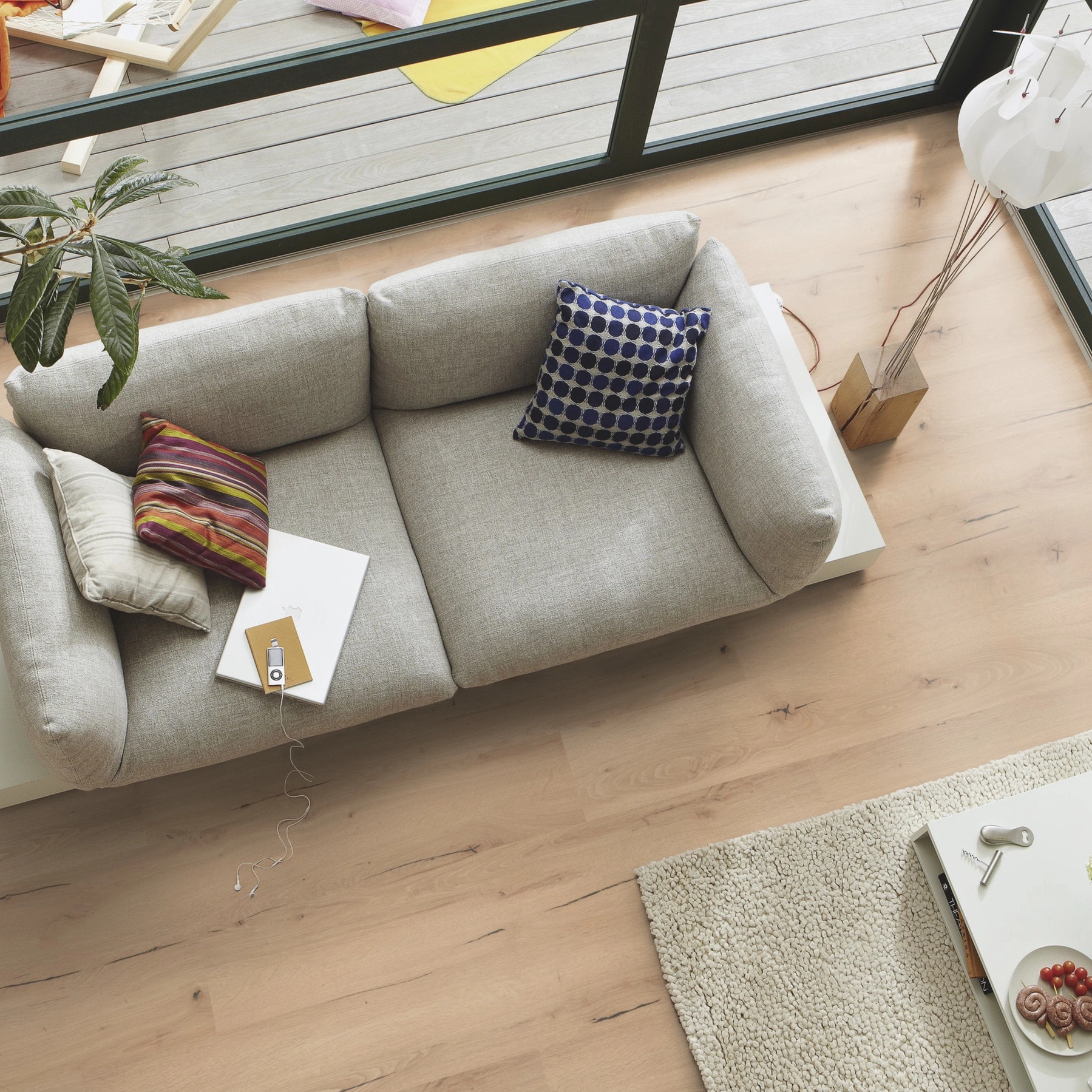 Milieubild Wohnzimmer im Wintergarten - Blick von oben - MEISTER Laminat LC 55 Risseiche hell Milieubild Wohnzimmer im Wintergarten - Blick von oben - MEISTER 600012-1288198-06258