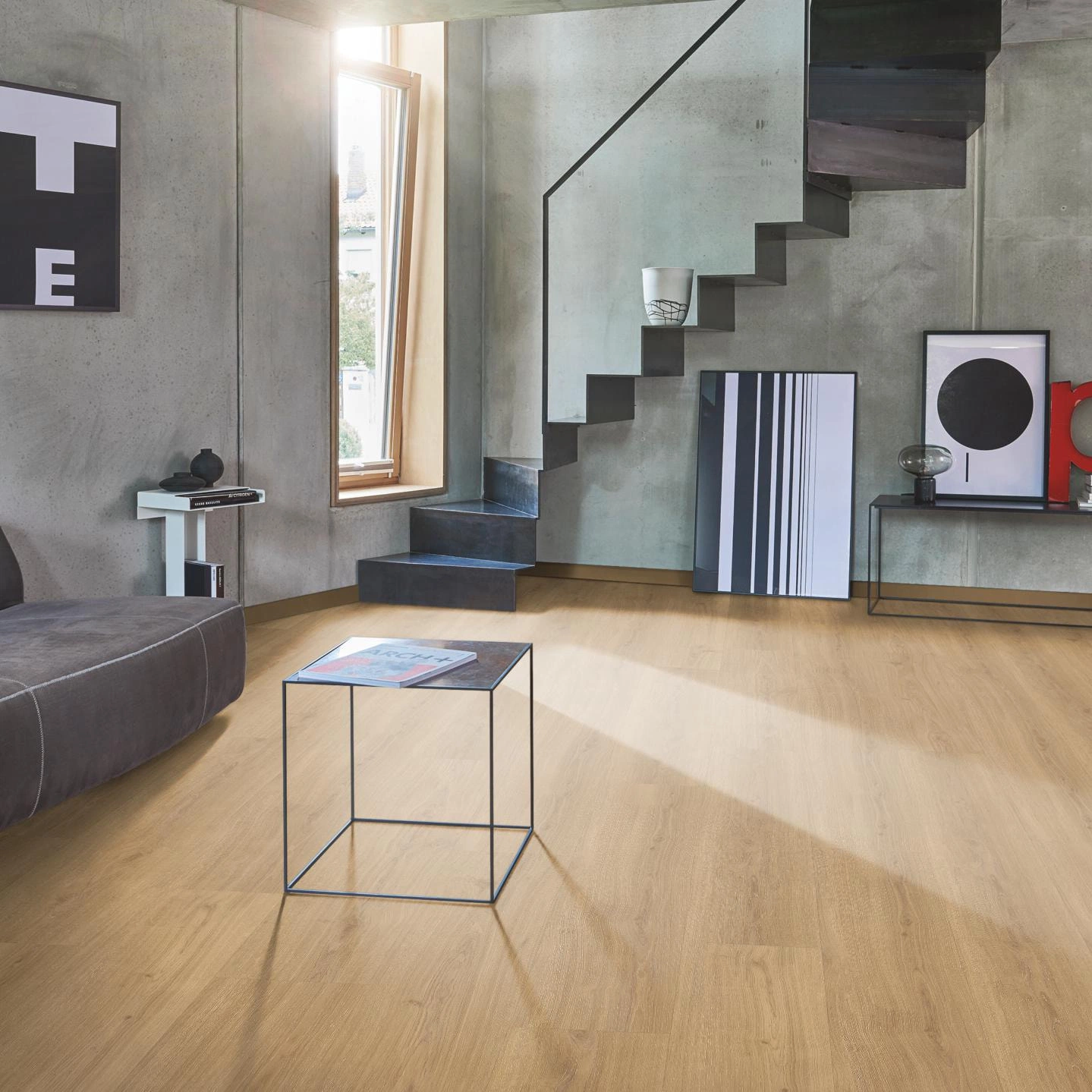 Milieubild Wohnzimmer im modernen Loft-Stil - Parador Klebe-Vinyl Classic 2025 Eiche Regent natur Milieubild Wohnzimmer im modernen Loft-Stil - Parador 1748866