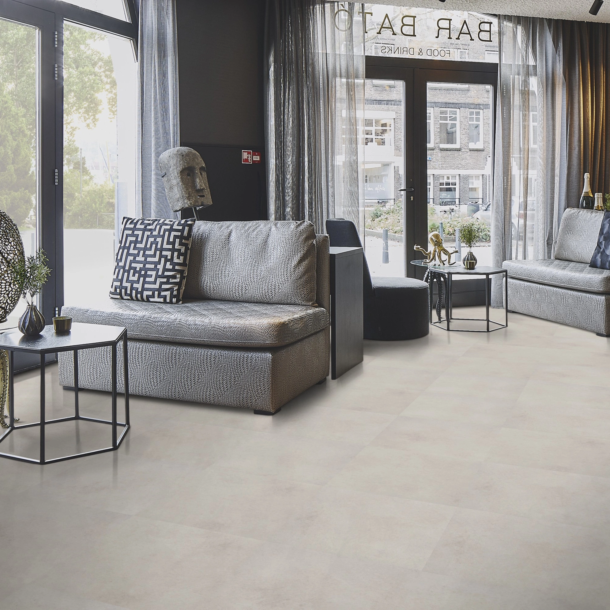 Milieubild Lounge in Hotelbar - Forbo Flooring Klebe-Vinyl Allura Dryback 0.55 Material Sand Cement Milieubild Lounge in Hotelbar - Forbo Flooring 243650