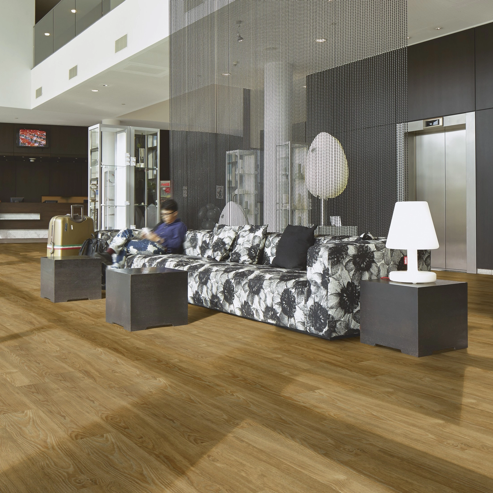 Milieubild Hotellobby mit Rezeption - Forbo Flooring Klebe-Vinyl Allura Dryback 0.55 Wood Ochre Ash Milieubild Hotellobby mit Rezeption - Forbo Flooring 243615