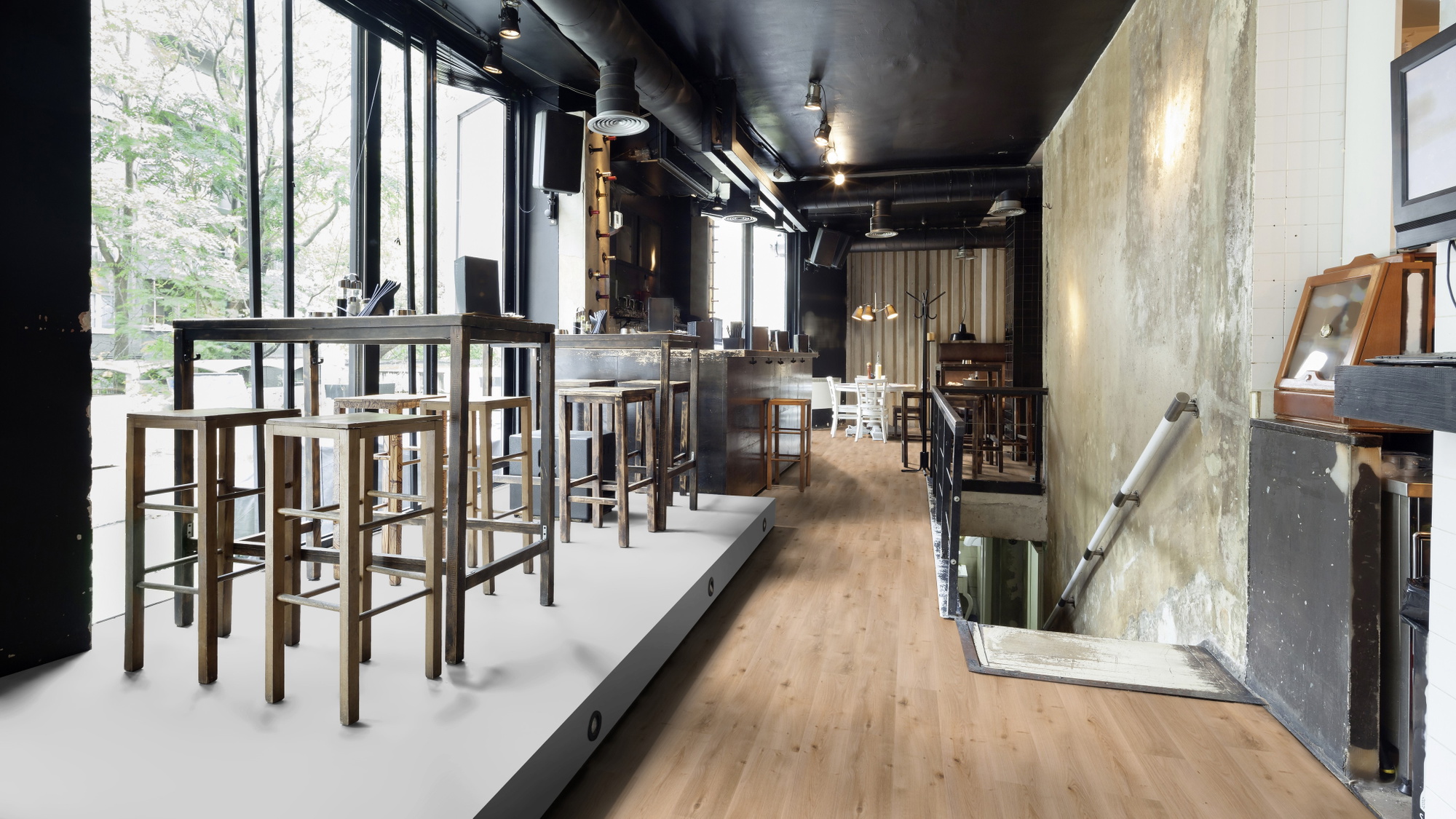 Milieubild Restaurant - Bar mit Tischen und Hockern - wineo HDF Klick-Bioboden PURLINE wineo 1000 wood L Intensive Oak Honey Milieubild Restaurant - Bar mit Tischen und Hockern - wineo MLP299R