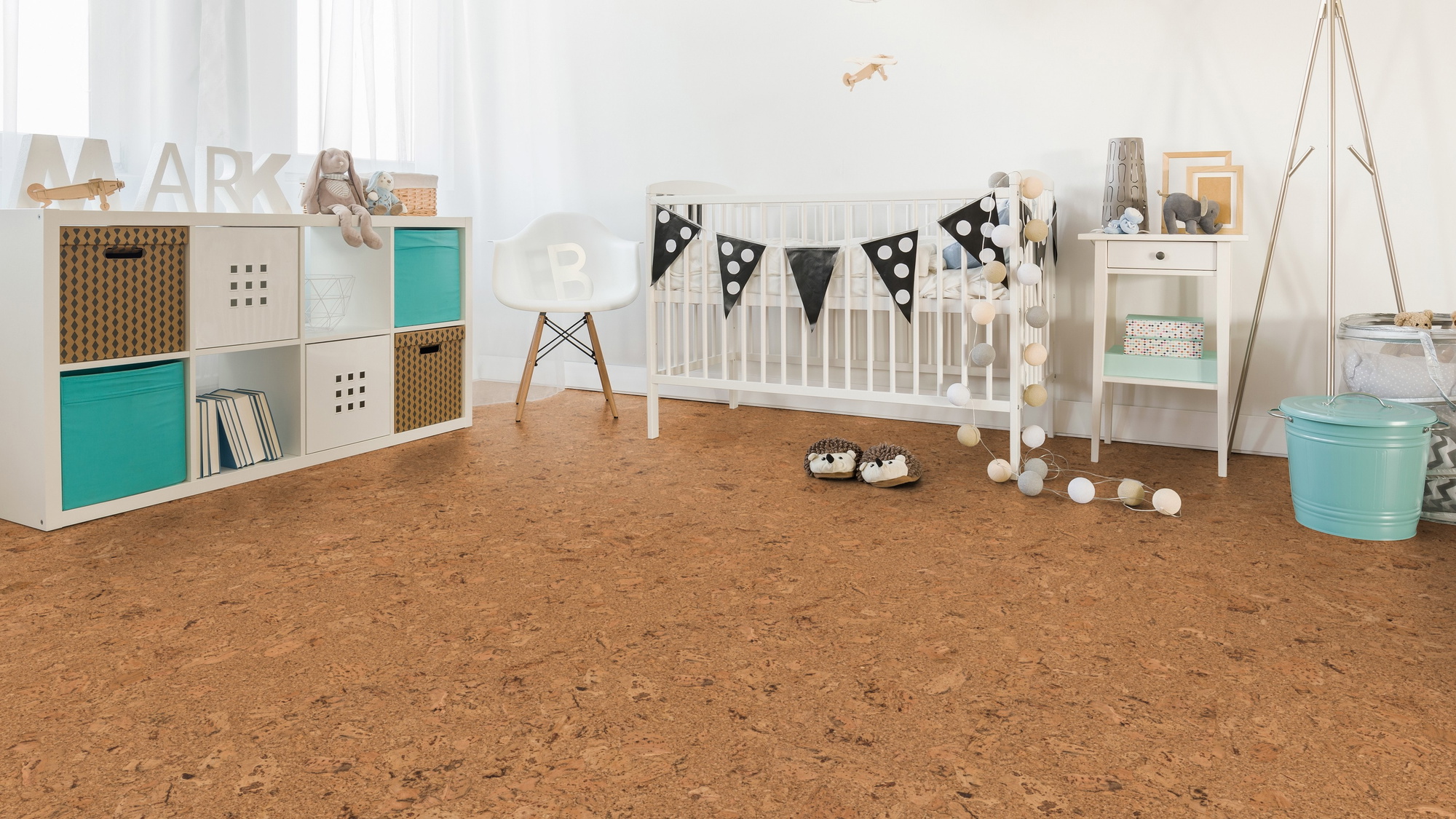Milieubild Kinderzimmer mit weißer Krippe - Wicanders Wise HDF Klick-Korkboden cork Essence Originals Shell Milieubild Kinderzimmer mit weißer Krippe - Wicanders Wise 80002239