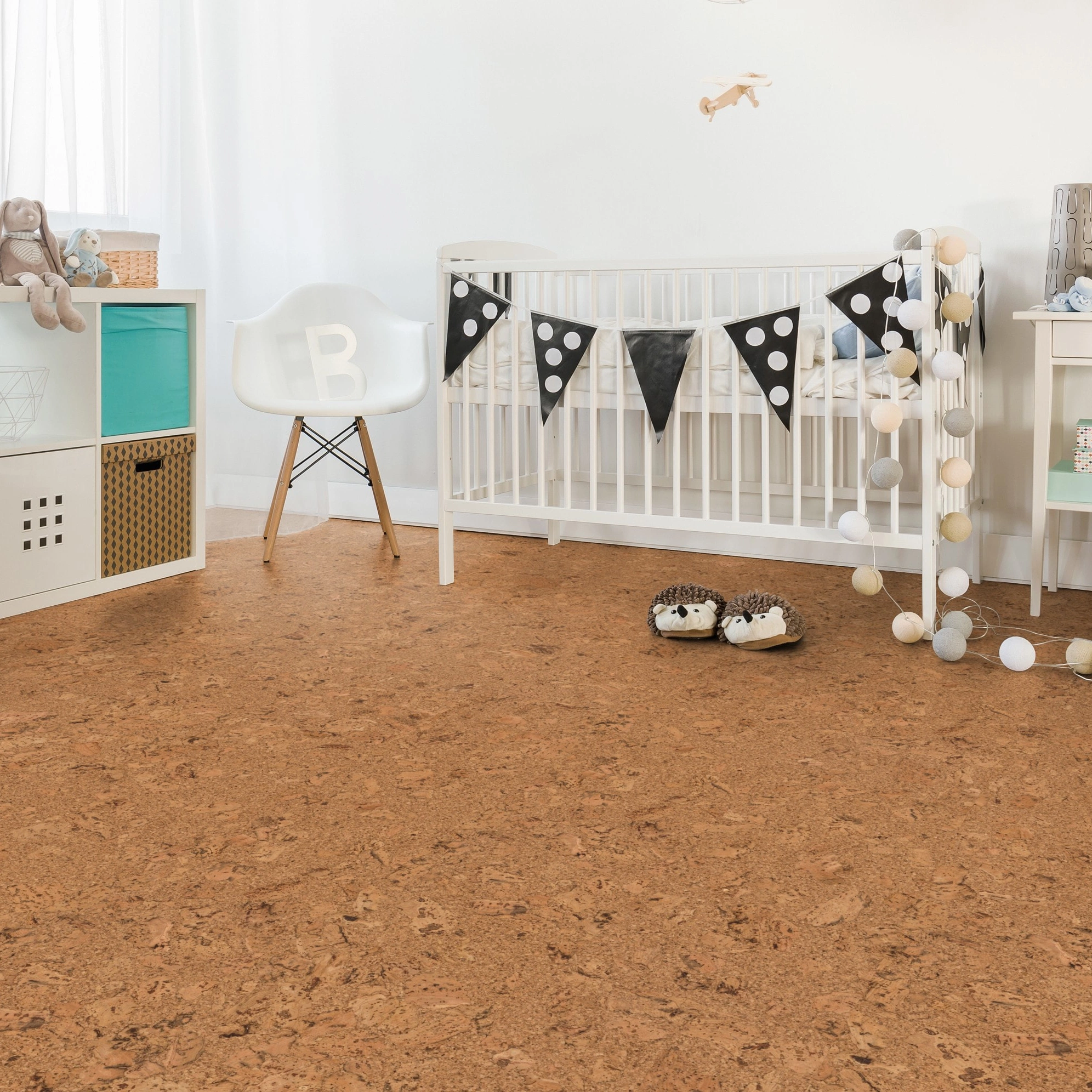 Milieubild Kinderzimmer mit weißer Krippe - Wicanders Wise HDF Klick-Korkboden cork Essence Originals Shell Milieubild Kinderzimmer mit weißer Krippe - Wicanders Wise 80002239