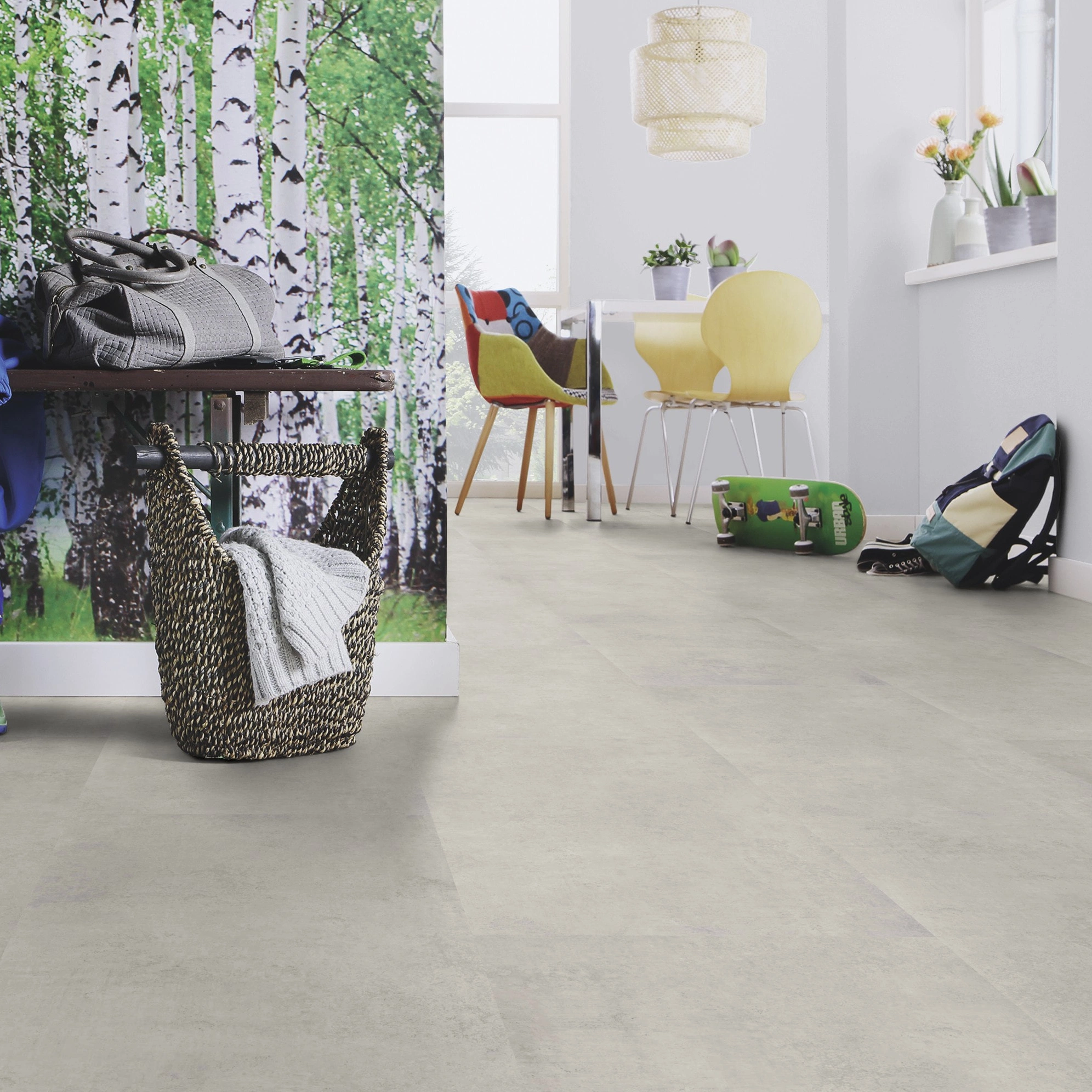 Milieubild Esszimmer mit Flur und Sitzbank - wineo Klebe-Bioboden PURLINE wineo 1500 stone XL Portland Concrete Light Milieubild Esszimmer mit Flur und Sitzbank - wineo PL15408SXL
