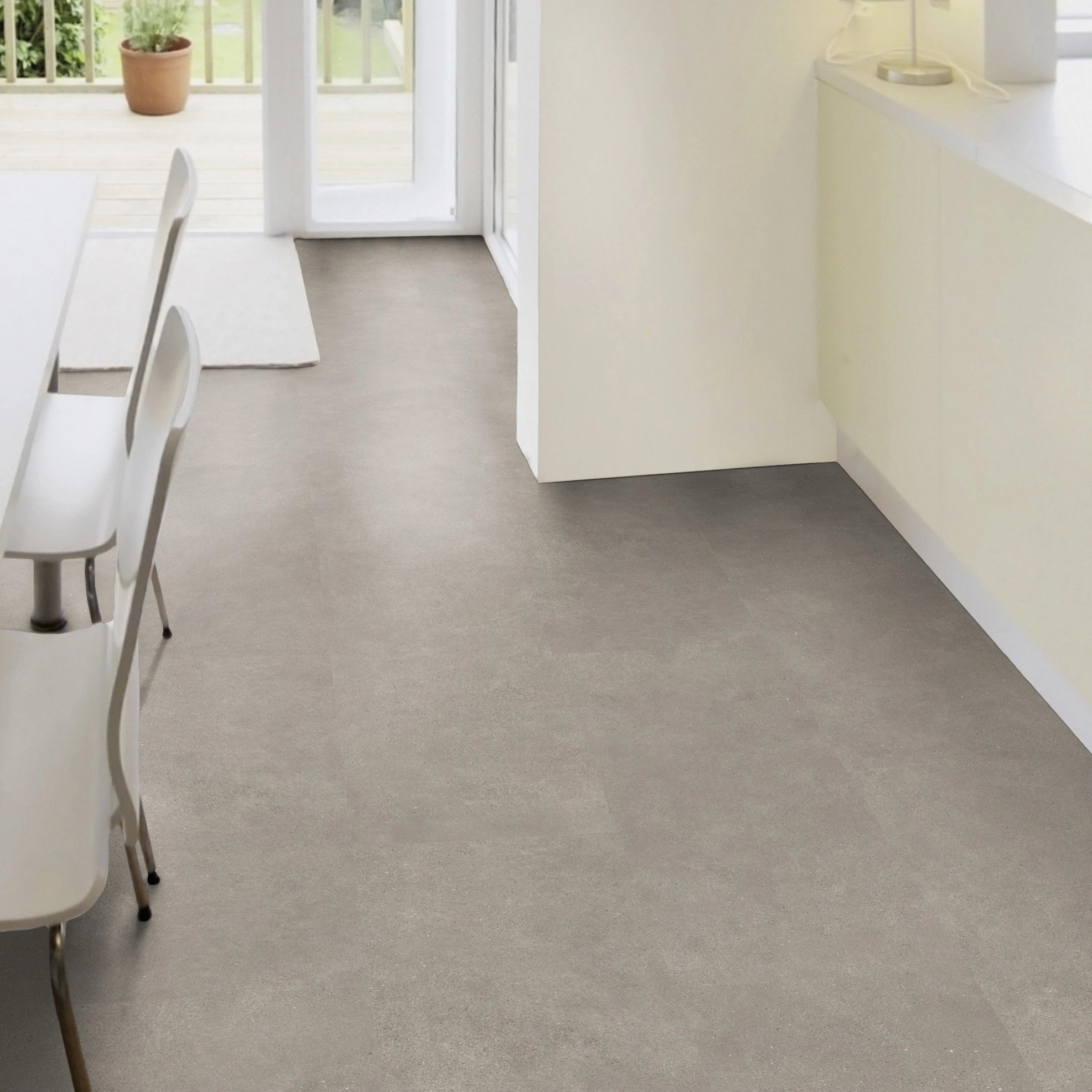 Milieubild Esszimmer mit Terrassentür - Wicanders Wise HDF Klick-Designboden stone Natural Microcement Milieubild Esszimmer mit Terrassentür - Wicanders Wise 80003907