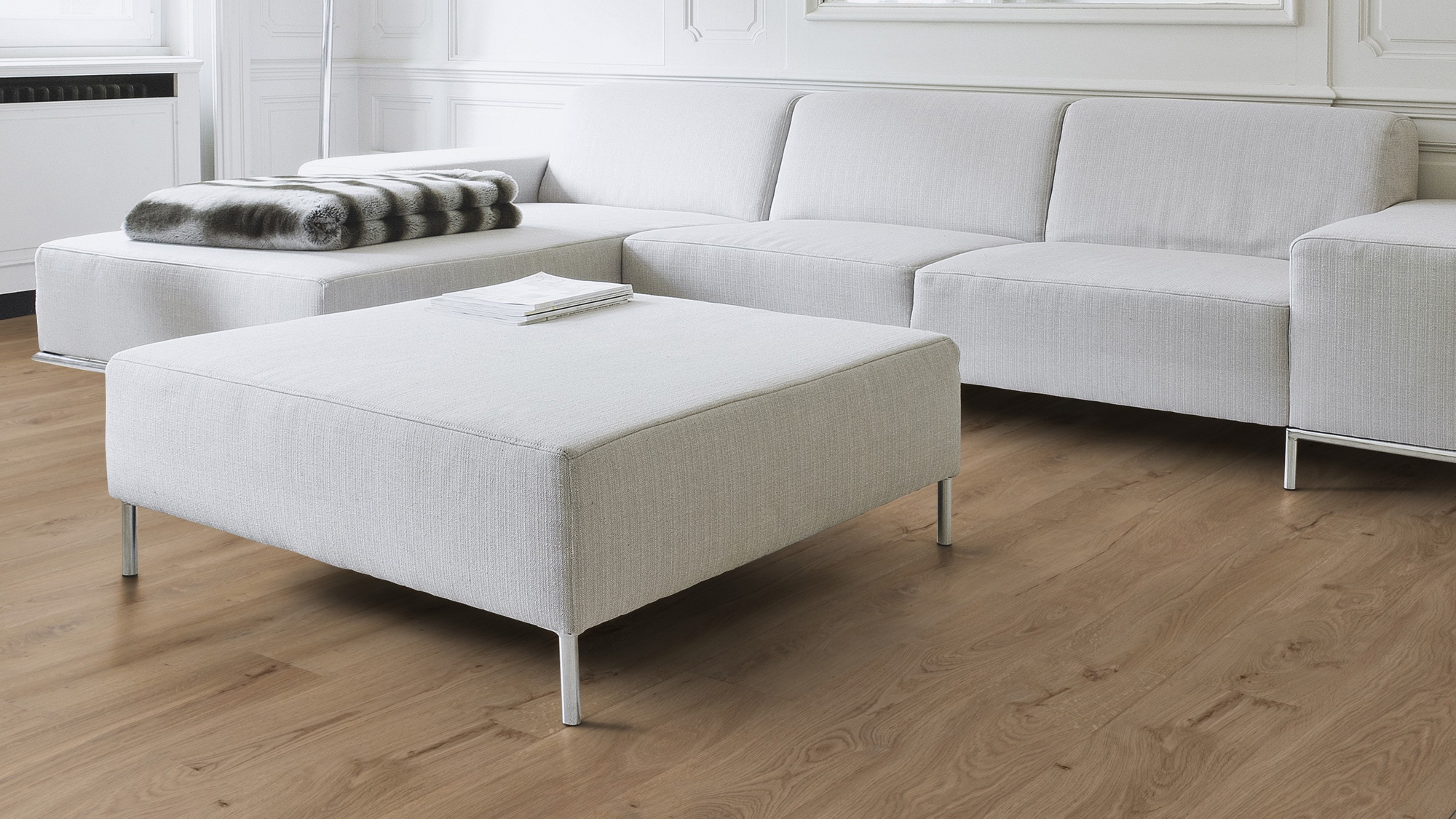Milieubild Wohnzimmer mit Couch - Nahansicht - Wicanders Wise HDF Klick-Designboden wood Natural Dakota Oak Milieubild Wohnzimmer mit Couch - Nahansicht - Wicanders Wise 80003593