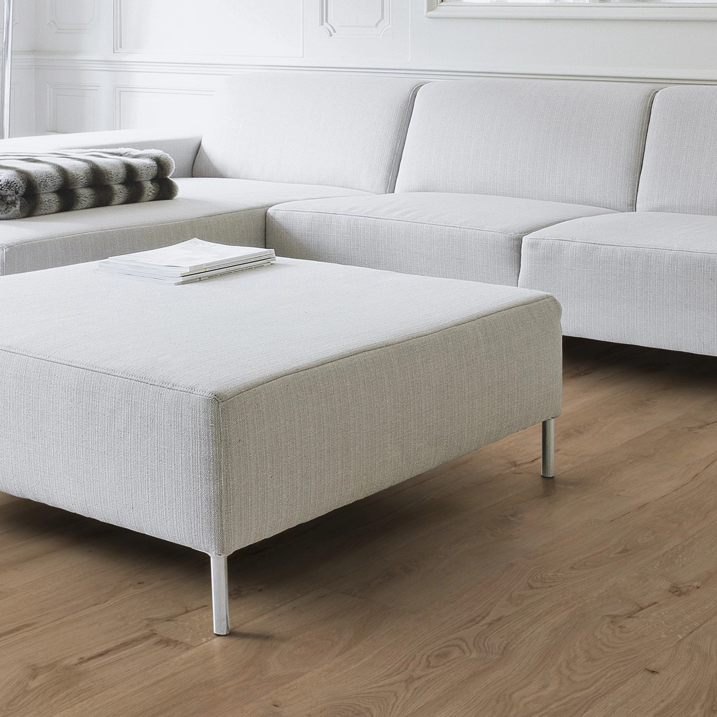 Milieubild Wohnzimmer mit Couch - Nahansicht - Wicanders Wise HDF Klick-Designboden wood Natural Dakota Oak Milieubild Wohnzimmer mit Couch - Nahansicht - Wicanders Wise 80003593