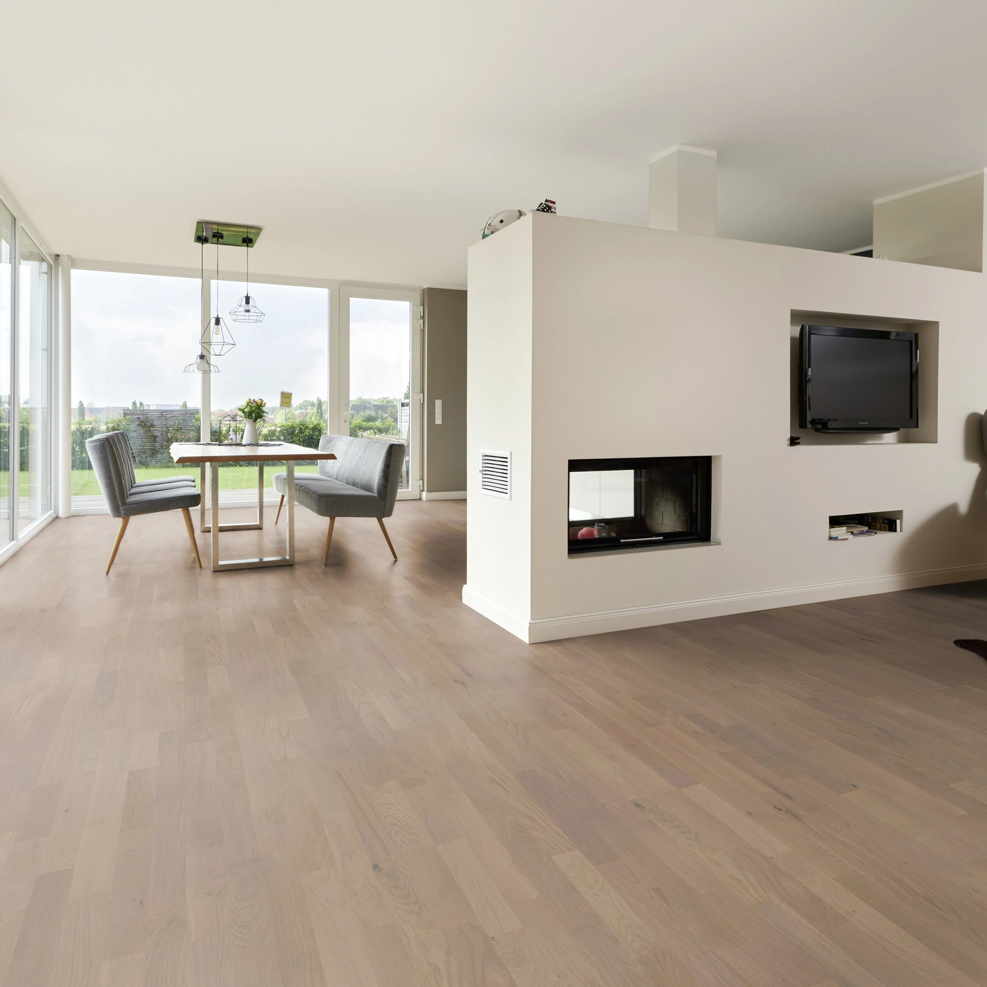 Milieubild Wohnzimmer mit Essbereich und Kamin - ter Hürne Parkett Tailored Collection Eiche Bacchus Milieubild Wohnzimmer mit Essbereich und Kamin - ter Hürne 1101312510