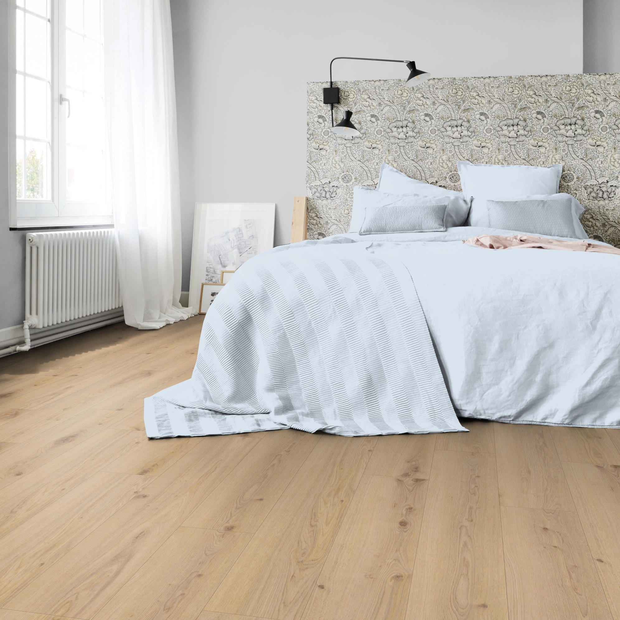 Milieubild Schlafzimmer in Stadtwohnung - Tarkett Rigid Klick-Vinyl Essence Rigid 55 Primary Oak Beige Milieubild Schlafzimmer in Stadtwohnung - Tarkett 260030003
