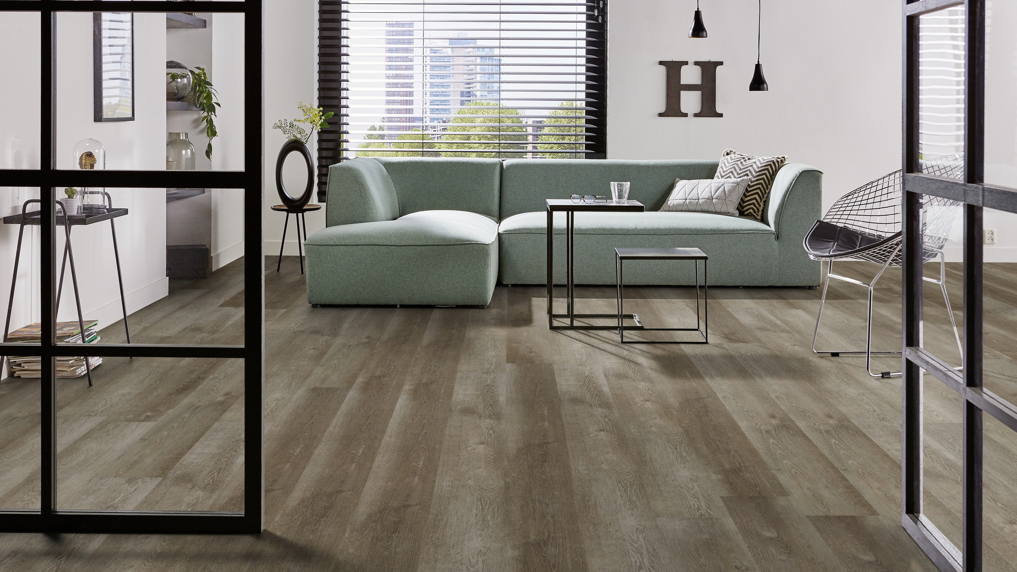 Milieubild Modernes Wohnzimmer mit mintgrünem Sofa - Forbo Flooring Klebe-Vinyl Enduro Dryback Wood Natural Grey Oak Milieubild Modernes Wohnzimmer mit mintgrünem Sofa - Forbo Flooring 217632