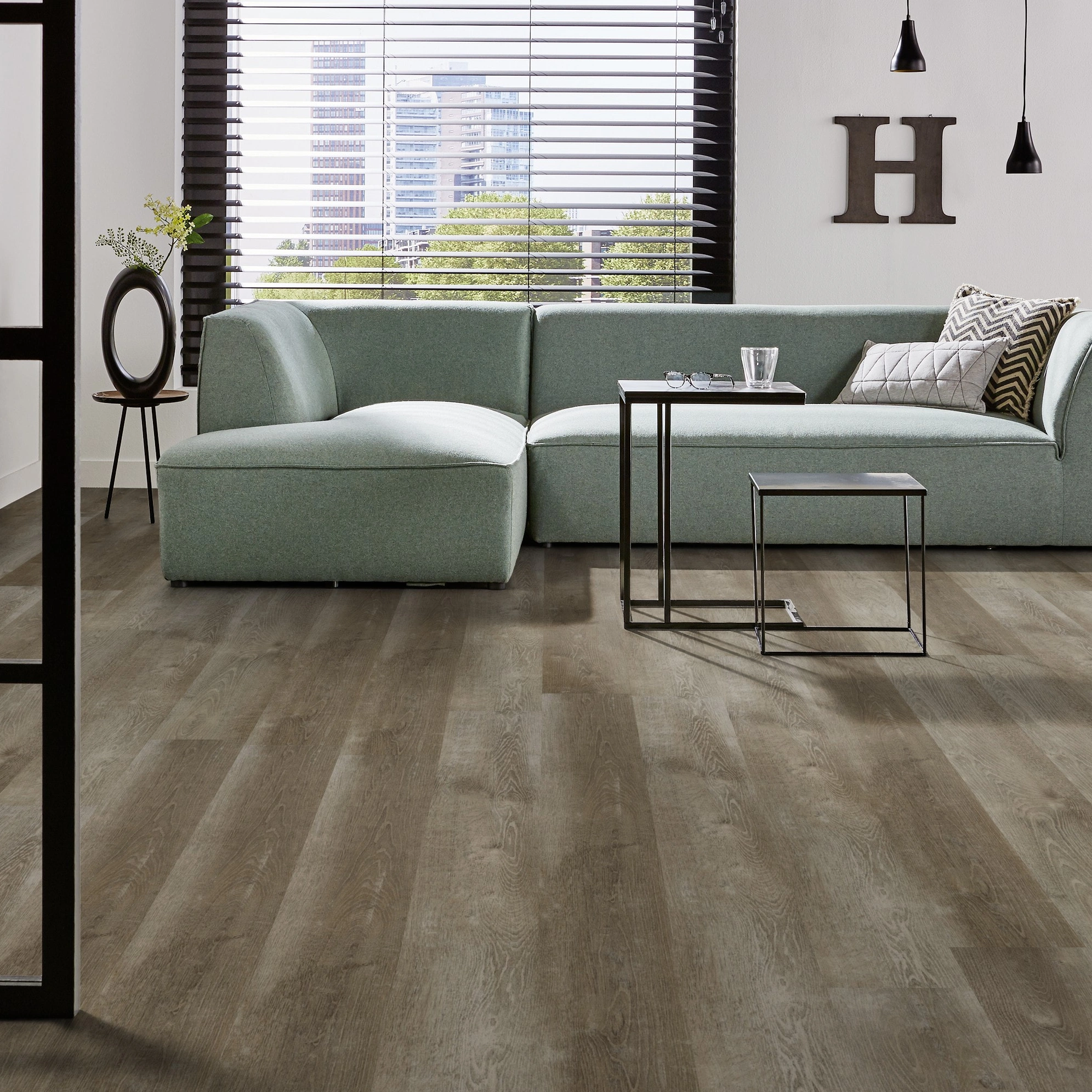 Milieubild Modernes Wohnzimmer mit mintgrünem Sofa - Forbo Flooring Klebe-Vinyl Enduro Dryback Wood Natural Grey Oak Milieubild Modernes Wohnzimmer mit mintgrünem Sofa - Forbo Flooring 217632