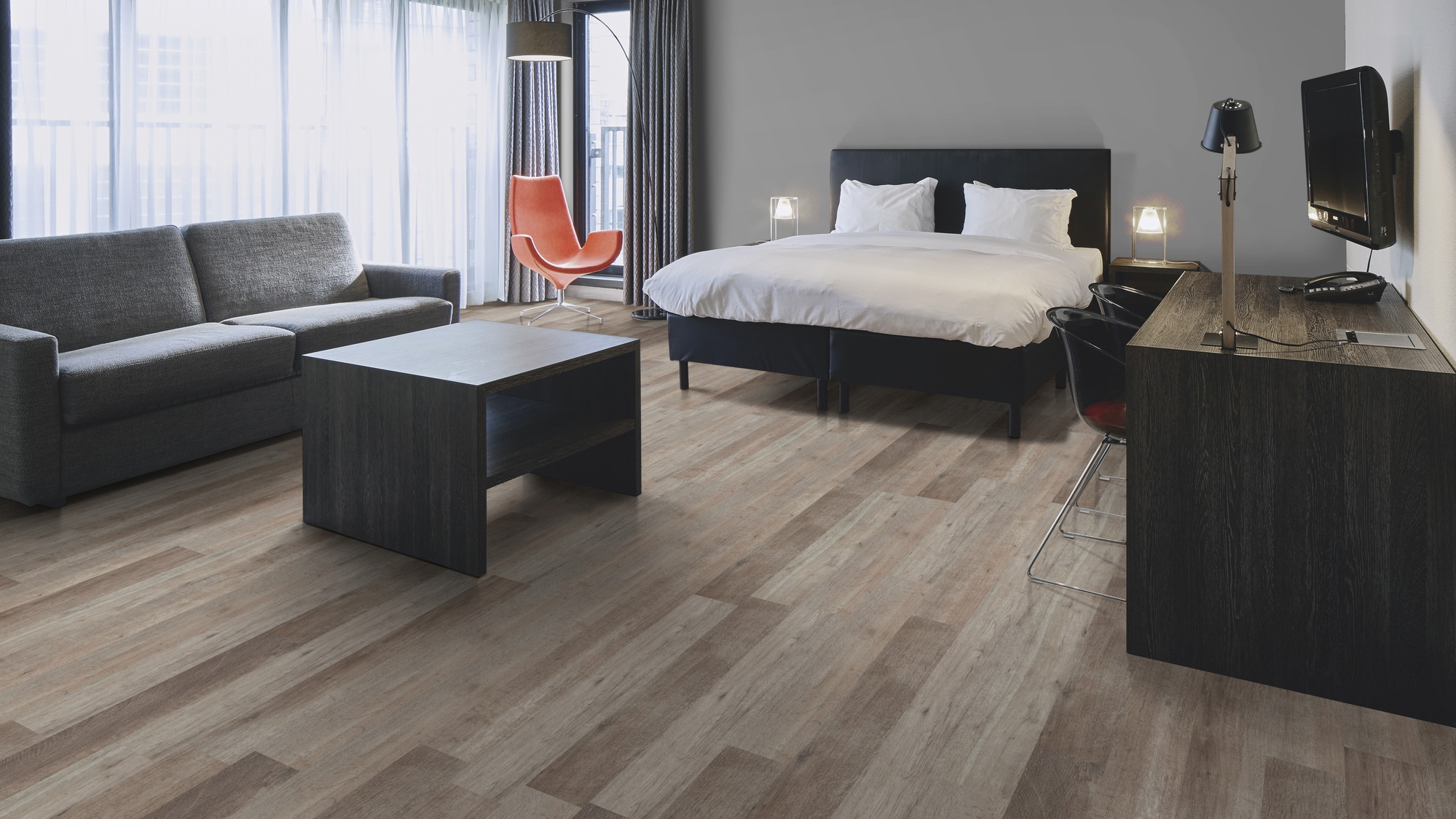 Milieubild Hotelzimmer mit Kingsize-Bett - Forbo Flooring 220168