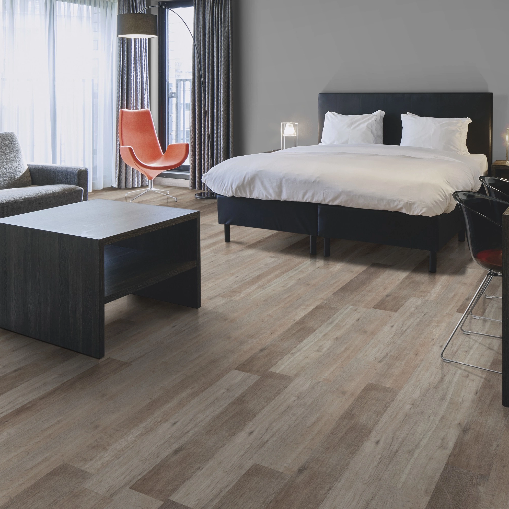 Milieubild Hotelzimmer mit Kingsize-Bett - Forbo Flooring Klebe-Vinyl Allura Dryback 0.55 Wood Grey Autumn Oak Milieubild Hotelzimmer mit Kingsize-Bett - Forbo Flooring 220168