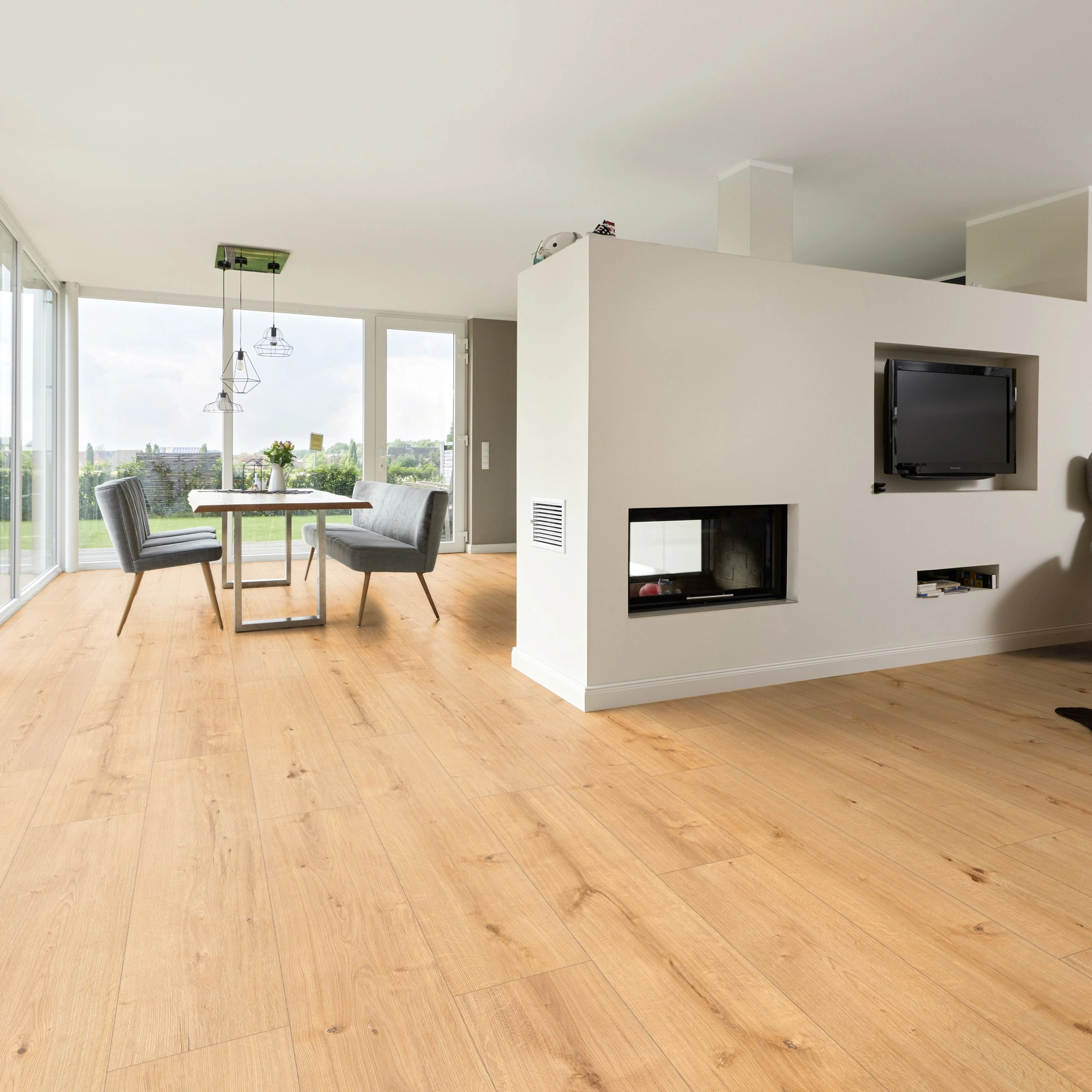 Milieubild Wohnzimmer mit Essbereich und Kamin - ter Hürne Klebe-Designboden Avatara Pro Classic Edition Eiche Libra Milieubild Wohnzimmer mit Essbereich und Kamin - ter Hürne 1101270105
