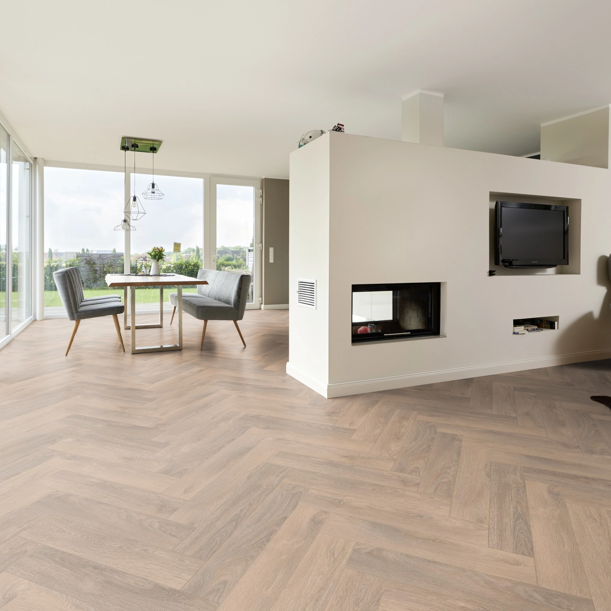 Milieubild Wohnzimmer mit Essbereich und Kamin - ter Hürne Laminat Herringbone Edition Eiche Chalet Milieubild Wohnzimmer mit Essbereich und Kamin - ter Hürne 1101021853
