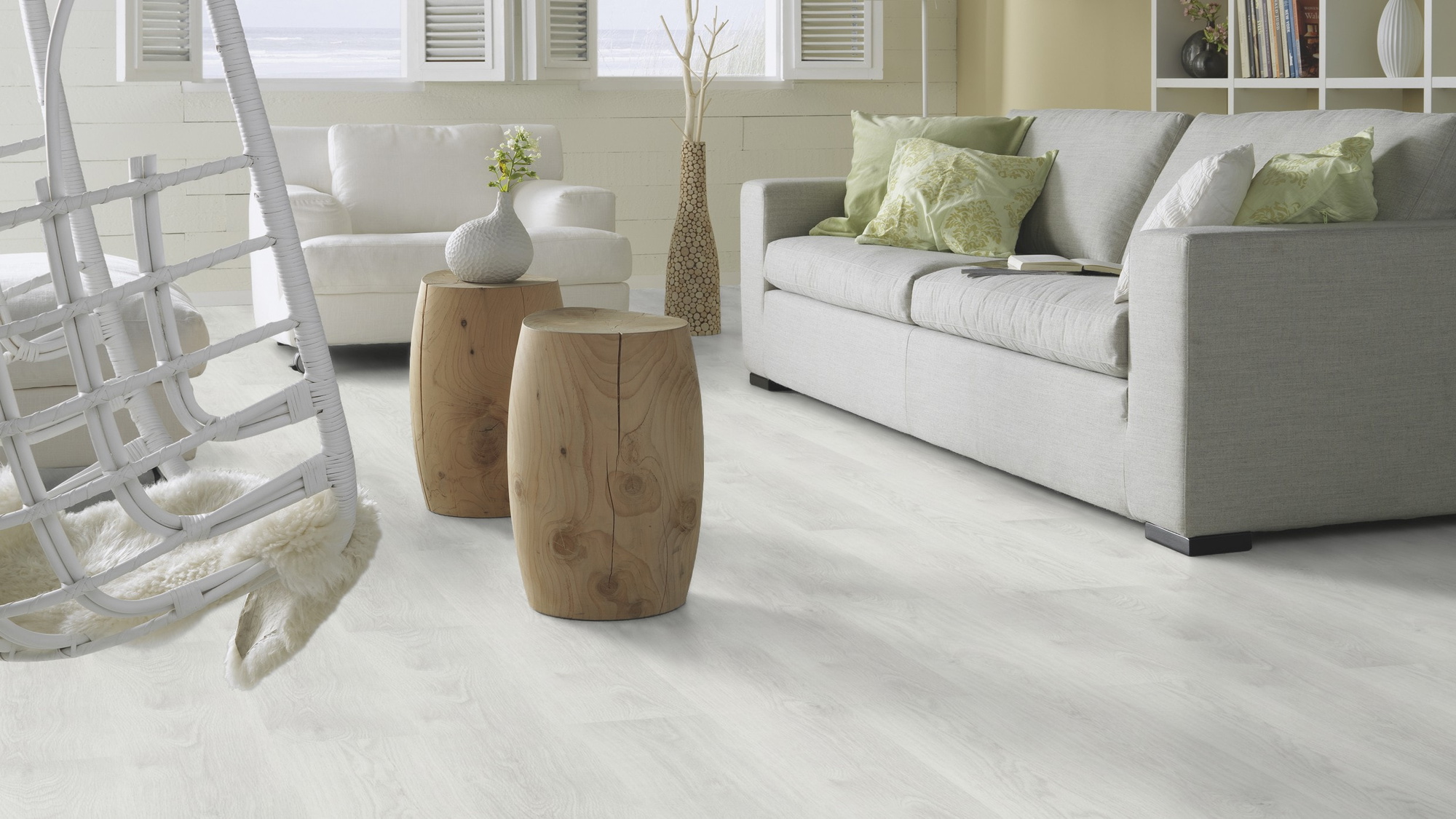 Milieubild Modernes, freundliches Wohnzimmer mit Sofa - Forbo Flooring Klebe-Vinyl Enduro Dryback Wood White Oak Milieubild Modernes, freundliches Wohnzimmer mit Sofa - Forbo Flooring 217621