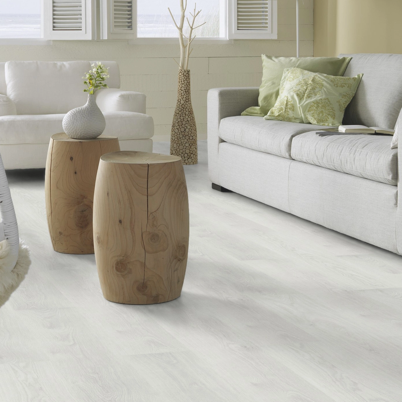 Milieubild Modernes, freundliches Wohnzimmer mit Sofa - Forbo Flooring Klebe-Vinyl Enduro Dryback Wood White Oak Milieubild Modernes, freundliches Wohnzimmer mit Sofa - Forbo Flooring 217621