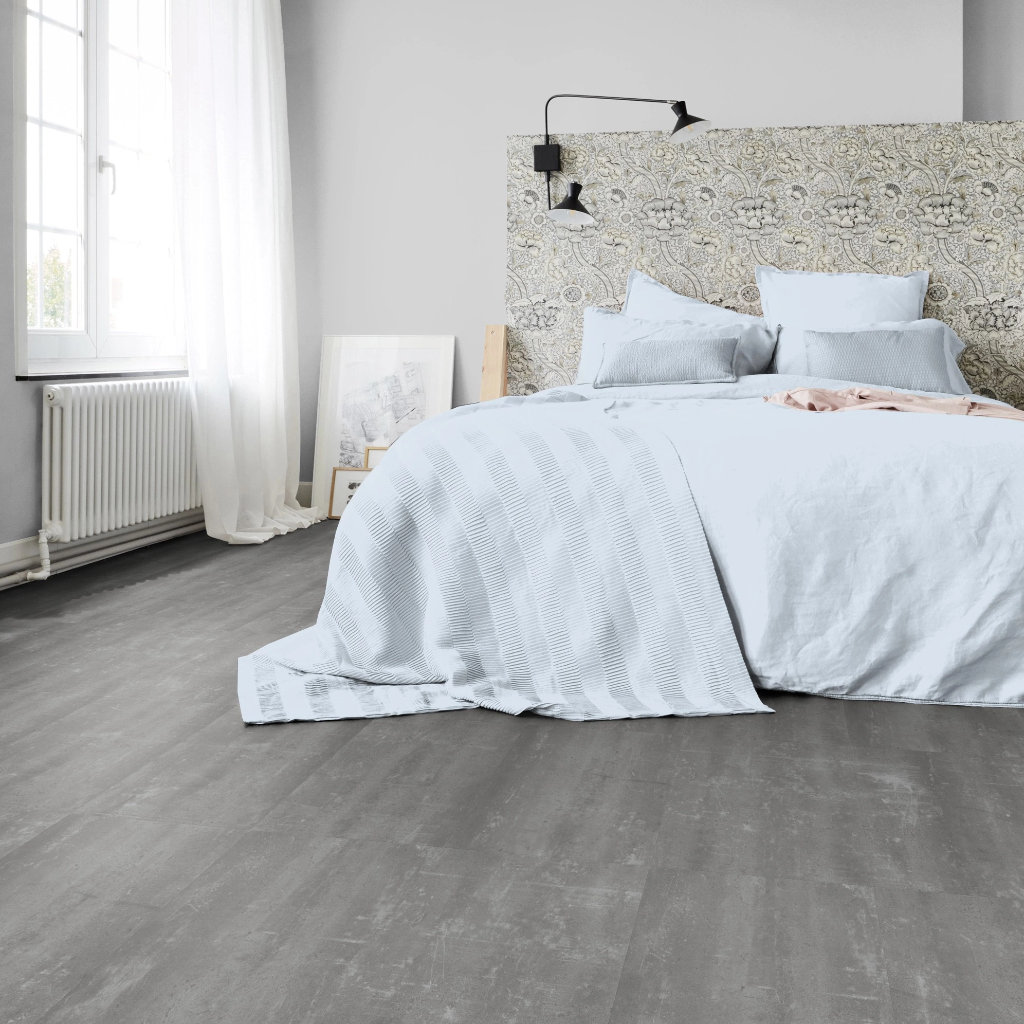 Milieubild Schlafzimmer in Stadtwohnung - Tarkett Klebe-Vinyl Essence 30 Scratched Cement Grey Milieubild Schlafzimmer in Stadtwohnung - Tarkett 260056010