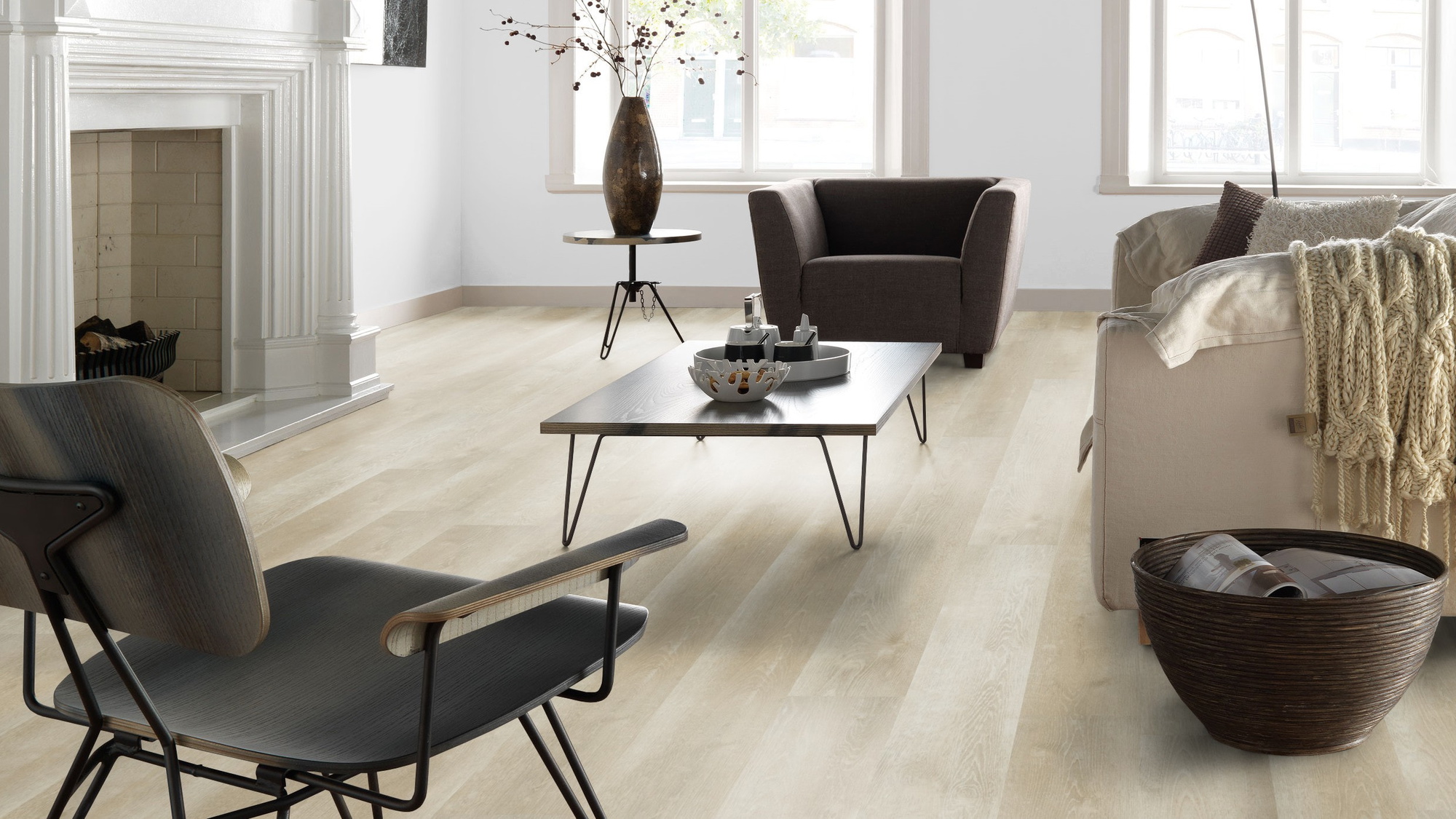 Milieubild Altbau-Wohnzimmer mit Kamin - Forbo Flooring Klebe-Vinyl Enduro Dryback Wood Natural White Oak Milieubild Altbau-Wohnzimmer mit Kamin - Forbo Flooring 217630