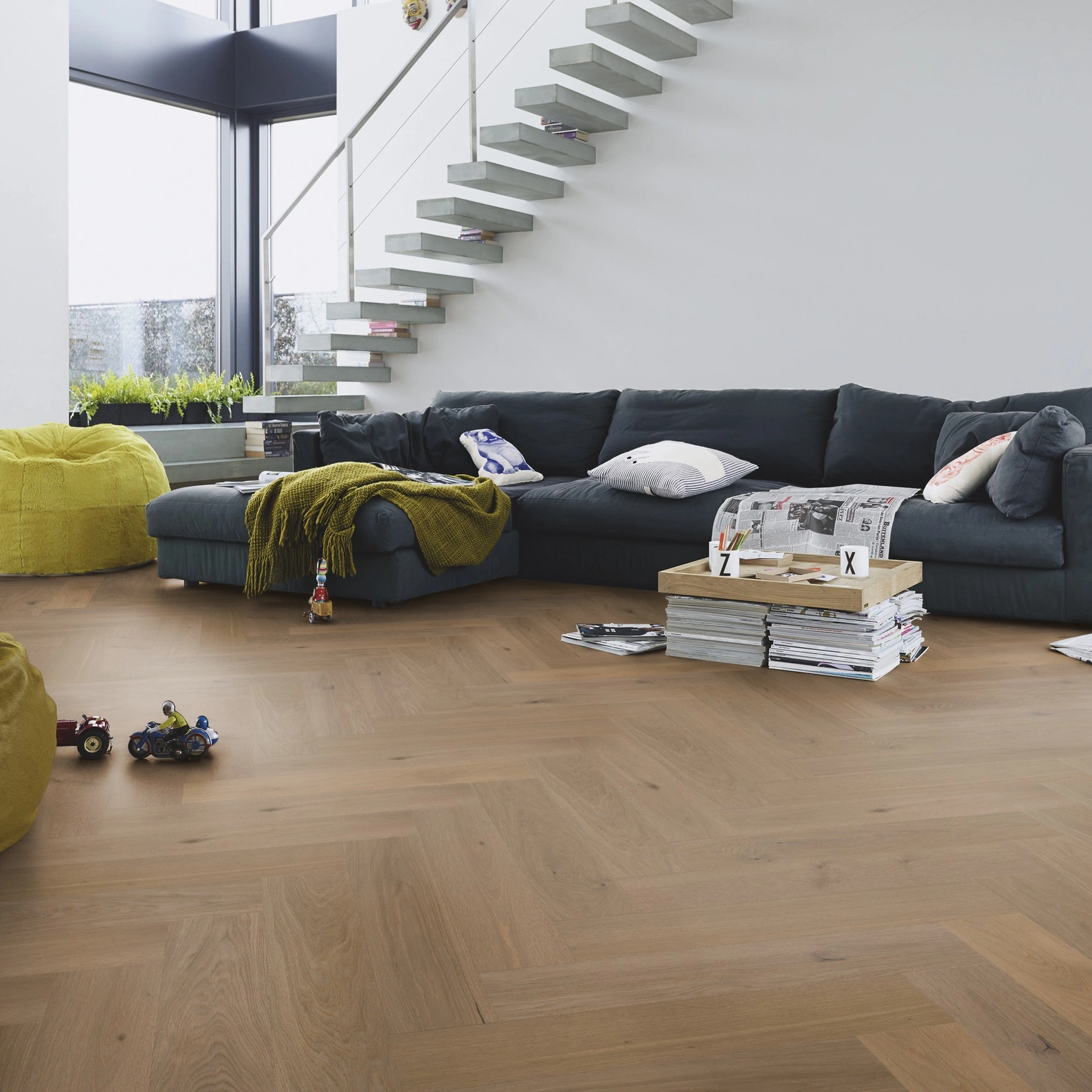 Milieubild Modernes Wohnzimmer mit Kamin - MEISTER Holzboden HS 500 Lindura Eiche classic greige Milieubild Modernes Wohnzimmer mit Kamin - MEISTER 500010-0700140-08931