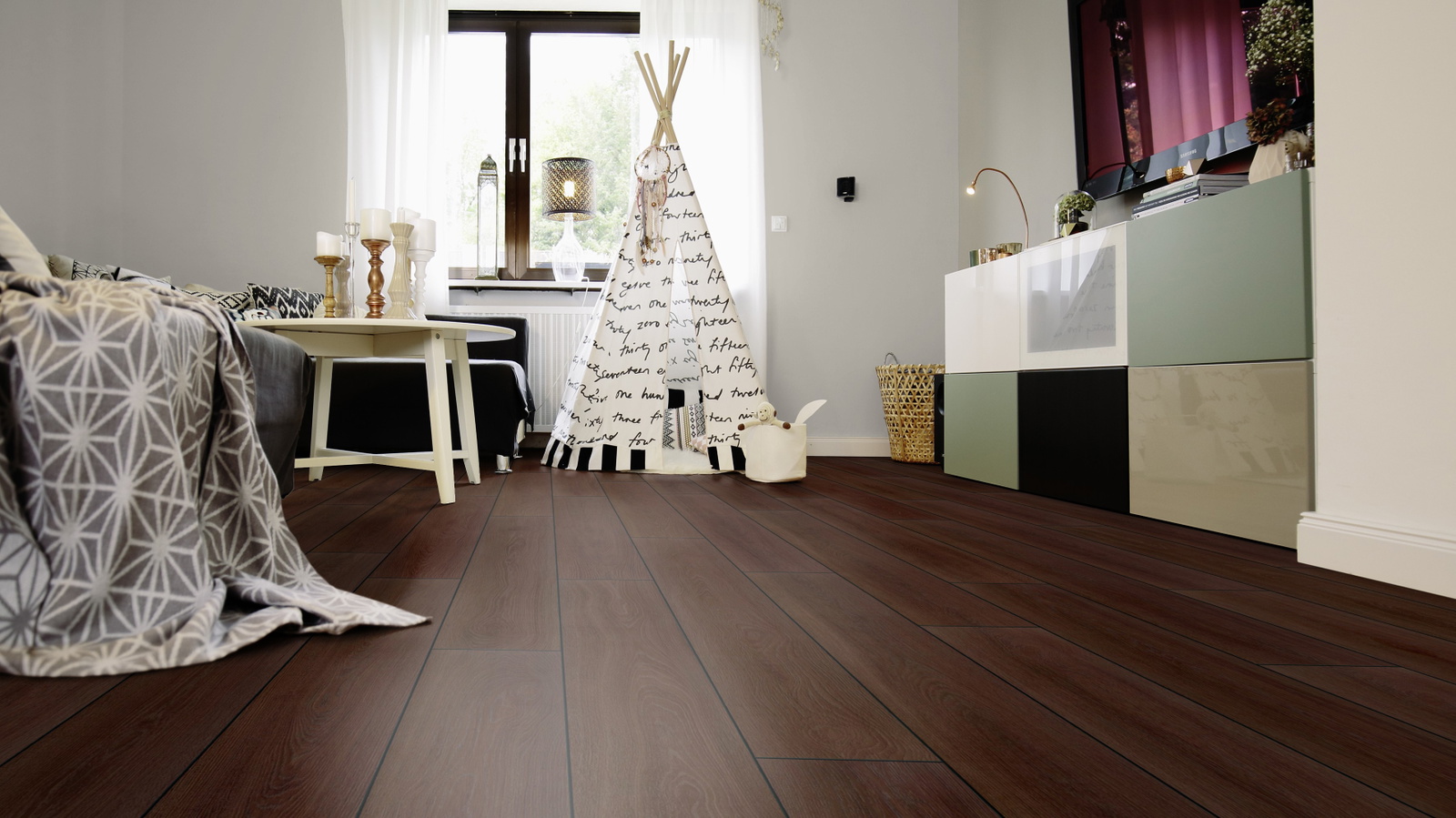 Milieubild Wohnzimmer mit Sideboard und Fernseher - wineo PL307R