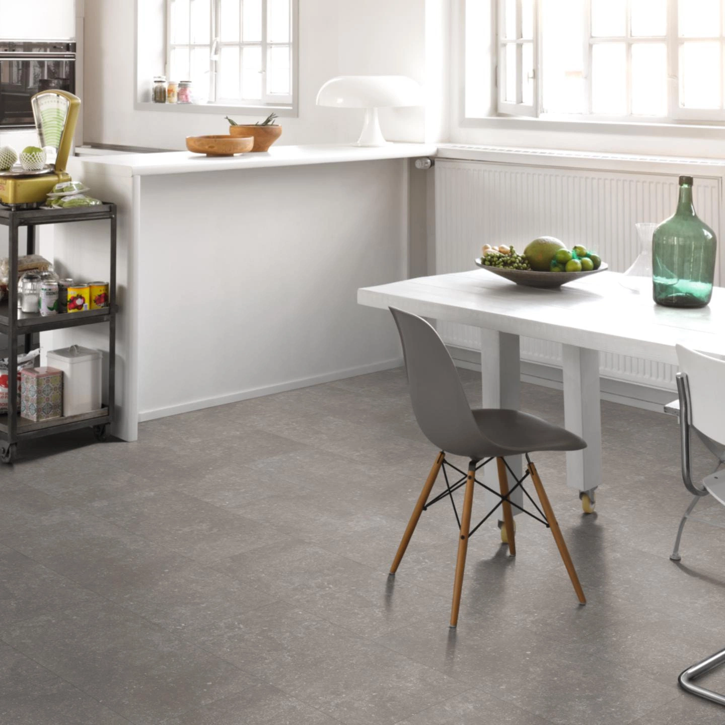 Milieubild Küche mit Essbereich - Parador HDF Klick-Designboden Modular ONE Granit grau Milieubild Küche mit Essbereich - Parador 1743536