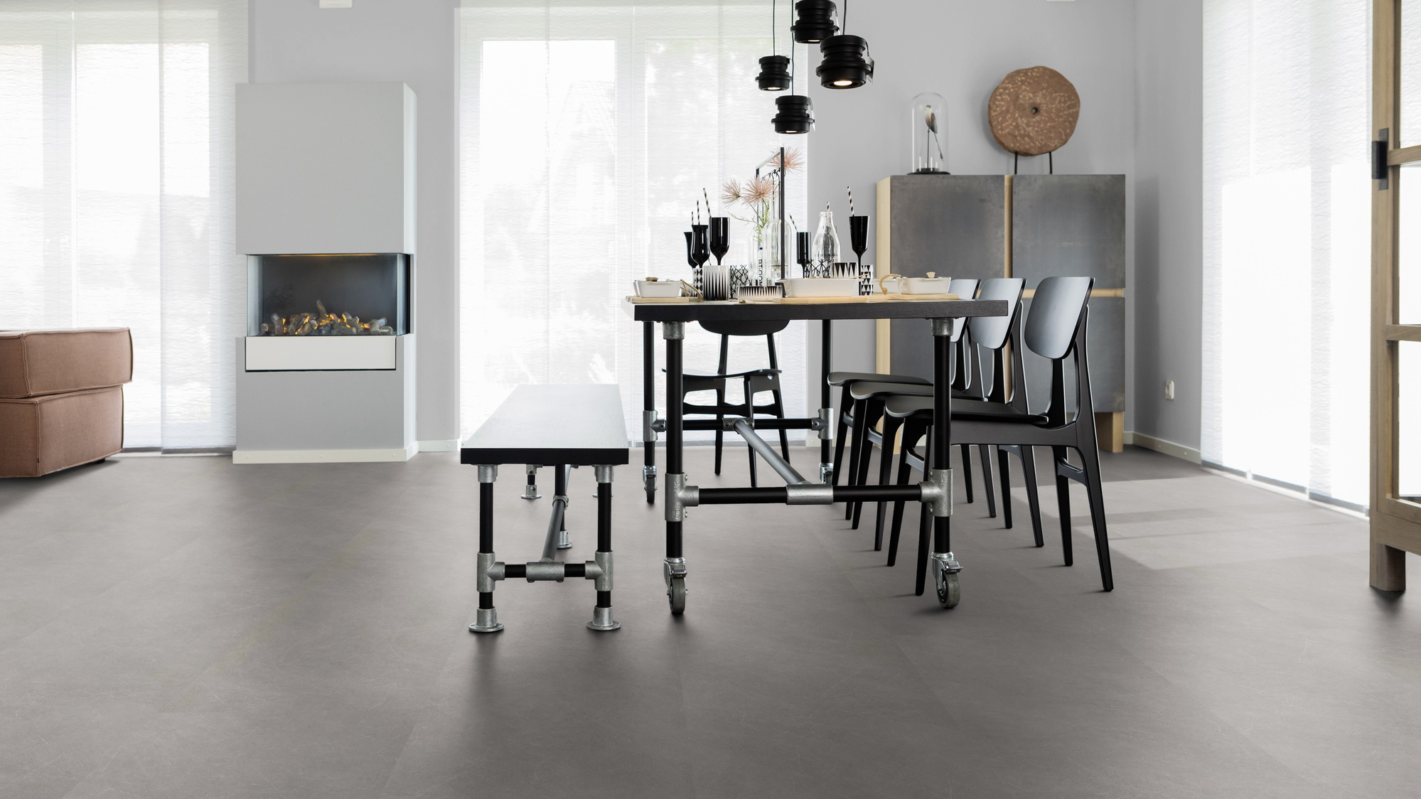 Milieubild Esszimmer mit Kamin - wineo Klebe-Bioboden PURLINE wineo 1500 stone XL Modern Stone Grey Milieubild Esszimmer mit Kamin - wineo PL15404SXL