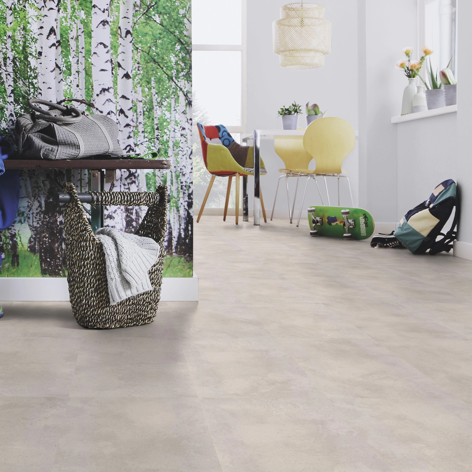 Milieubild Esszimmer mit Flur und Sitzbank - wineo Klebe-Bioboden PURLINE wineo 1000 stone L Urban Concrete Light Milieubild Esszimmer mit Flur und Sitzbank - wineo PL317R