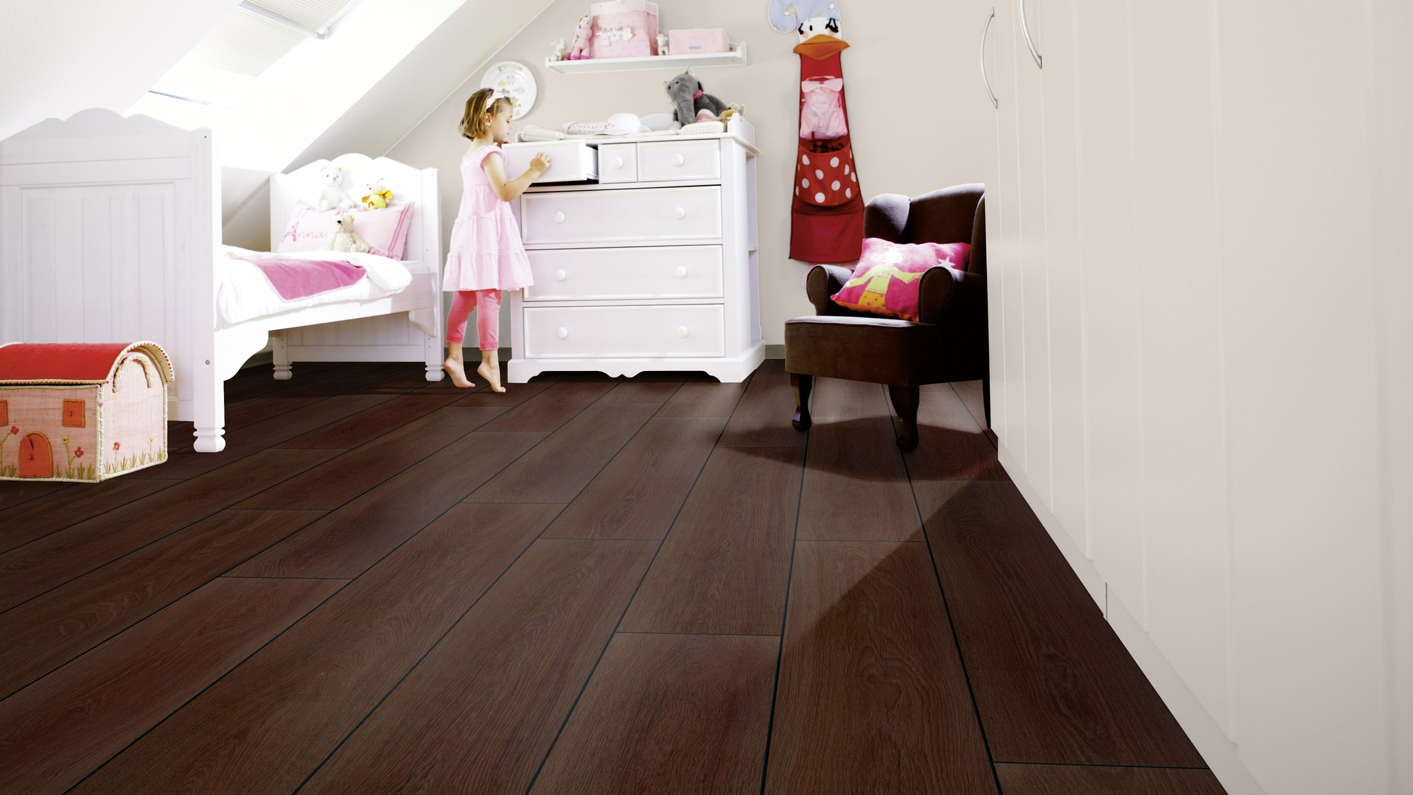 Milieubild Kinderzimmer mit weißer Kommode - wineo Klebe-Bioboden PURLINE wineo 1000 wood XL Calm Oak Mocca Milieubild Kinderzimmer mit weißer Kommode - wineo PL307R