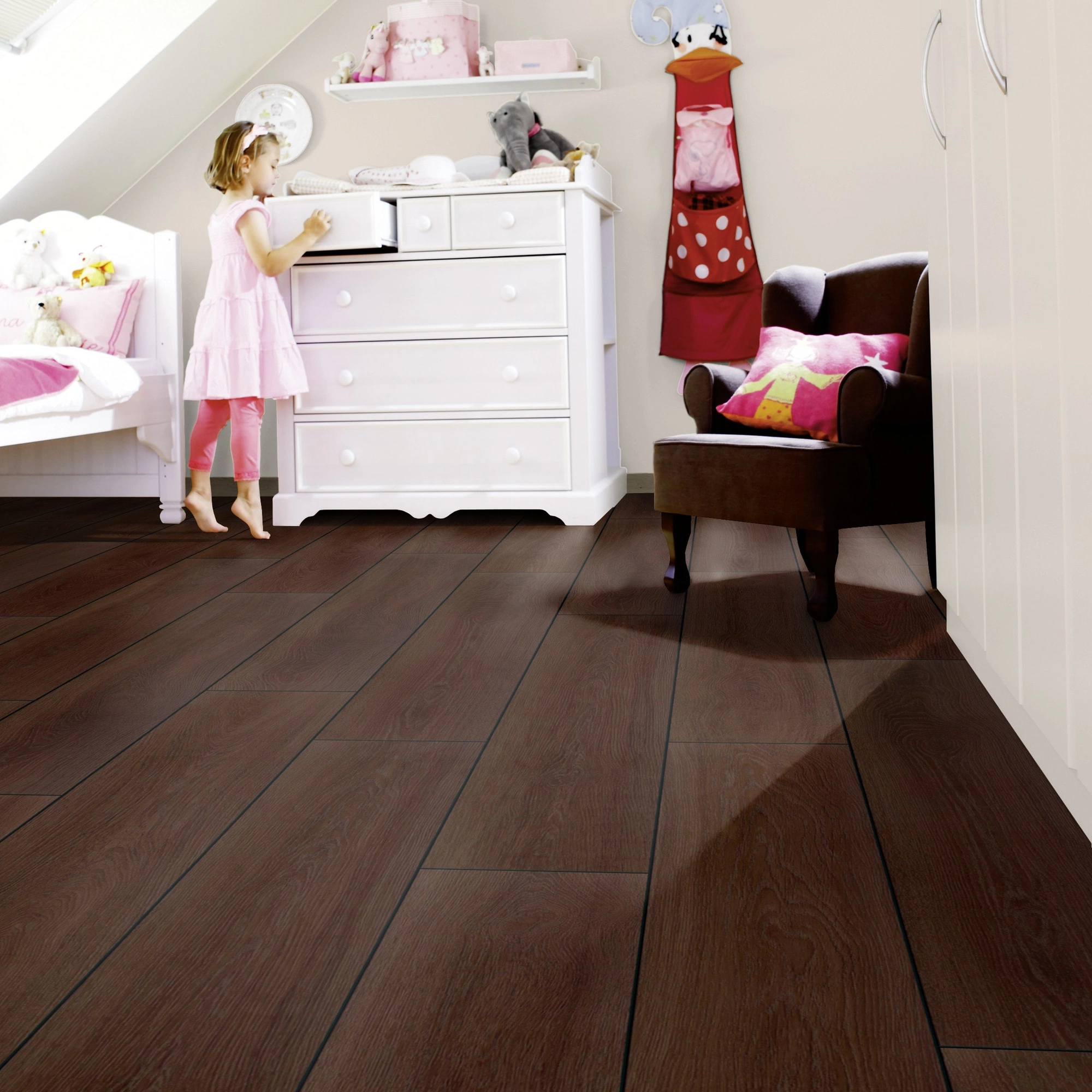 Milieubild Kinderzimmer mit weißer Kommode - wineo Klebe-Bioboden PURLINE wineo 1000 wood XL Calm Oak Mocca Milieubild Kinderzimmer mit weißer Kommode - wineo PL307R