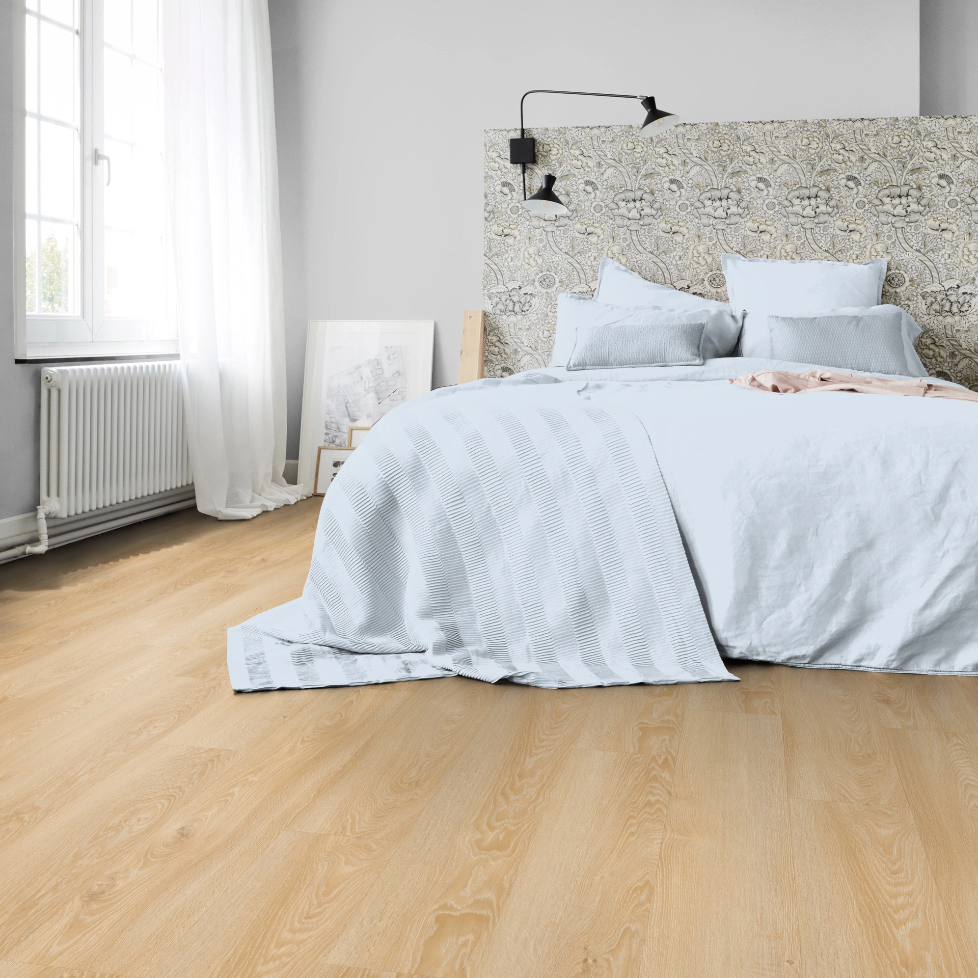 Milieubild Schlafzimmer in Stadtwohnung - Tarkett Klebe-Vinyl Essence 55 Cool Oak Classical Milieubild Schlafzimmer in Stadtwohnung - Tarkett 260053001