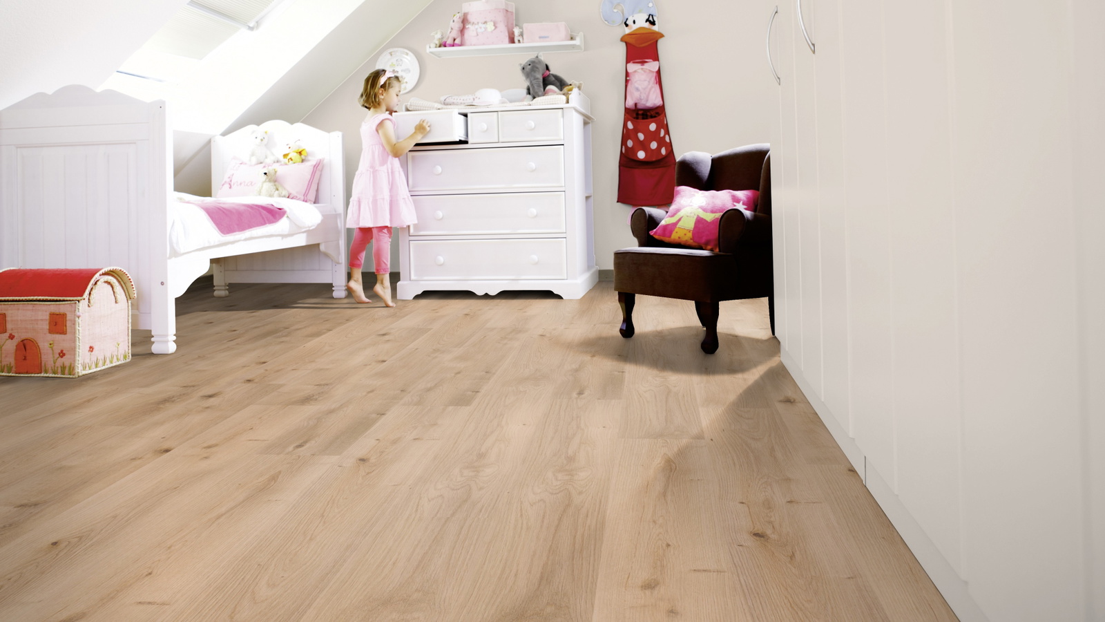 Milieubild Kinderzimmer mit weißer Kommode - wineo PL299R