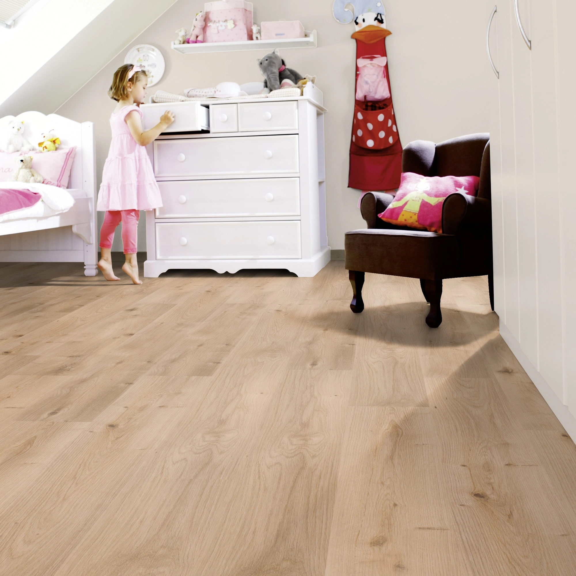 Milieubild Kinderzimmer mit weißer Kommode - wineo Klebe-Bioboden PURLINE wineo 1000 wood L Intensive Oak Honey Milieubild Kinderzimmer mit weißer Kommode - wineo PL299R