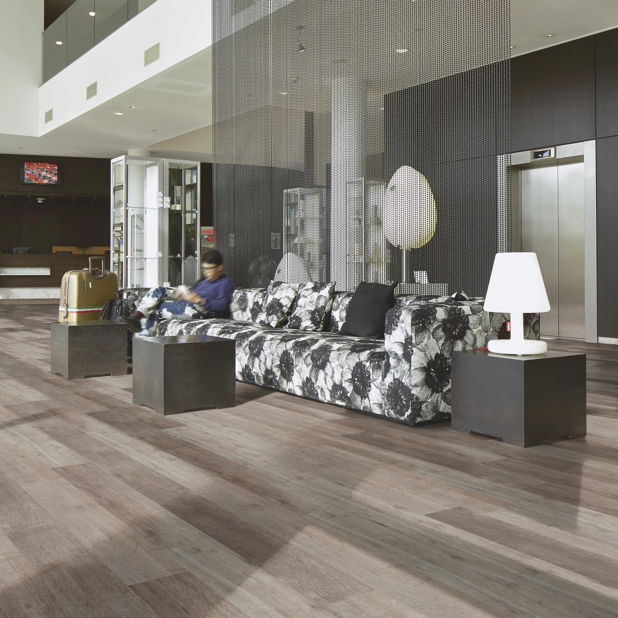 Milieubild Hotellobby mit Rezeption - Forbo Flooring Klebe-Vinyl Allura Dryback 0.55 Wood Grey Autumn Oak Milieubild Hotellobby mit Rezeption - Forbo Flooring 220168
