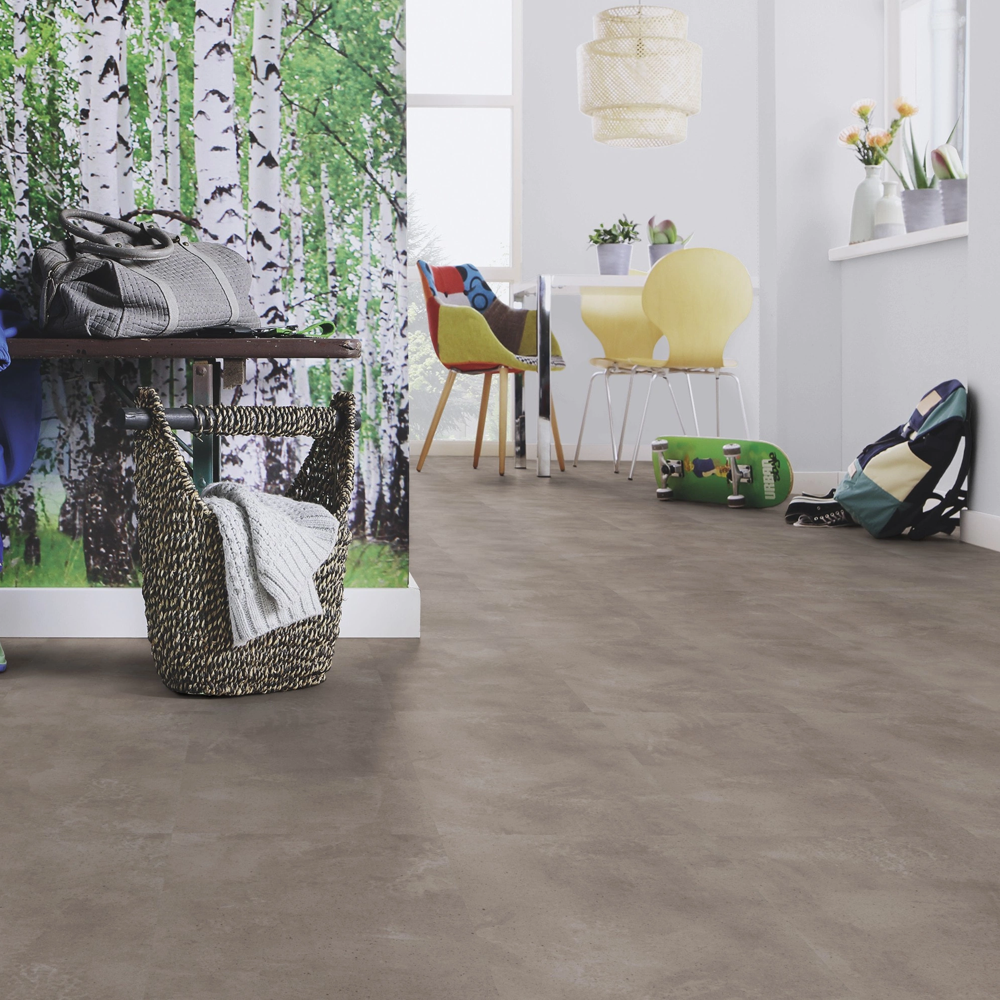 Milieubild Esszimmer mit Flur und Sitzbank - wineo Klick-Bioboden PURLINE wineo 1000 stone L Urban Concrete Smoke Milieubild Esszimmer mit Flur und Sitzbank - wineo PLC318R