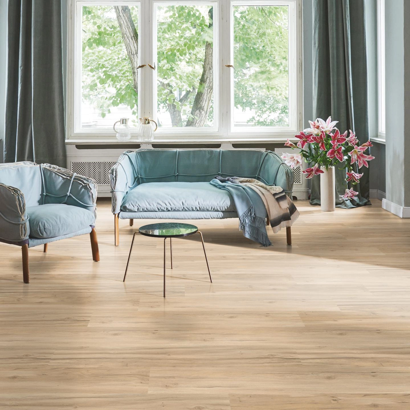 Milieubild Wohnzimmer in Stadtwohnung - Parador HDF Klick-Vinyl Basic 30 Eiche Memory geschliffen Milieubild Wohnzimmer in Stadtwohnung - Parador 1730621