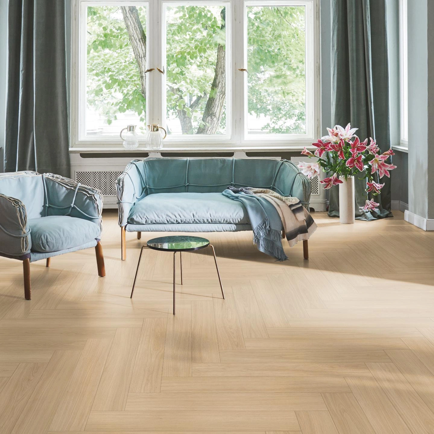 Milieubild Wohnzimmer in Stadtwohnung - Parador HDF Klick-Designboden Modular ONE Fischgrät Eiche Artemis natur Milieubild Wohnzimmer in Stadtwohnung - Parador 1748736
