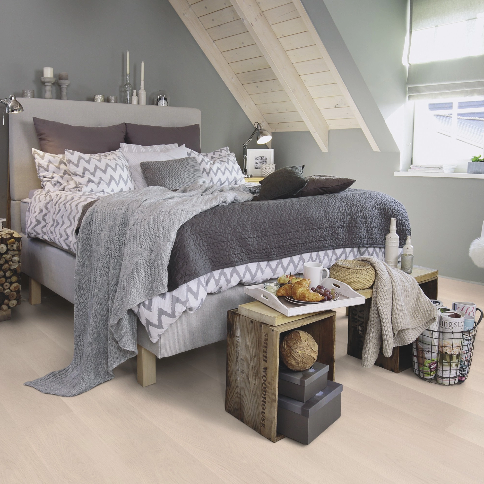 Milieubild Schlafzimmer im modernen Dachgeschoss - wineo Klebe-Bioboden PURLINE wineo 1000 wood L Soft Oak Salt Milieubild Schlafzimmer im modernen Dachgeschoss - wineo PL295R