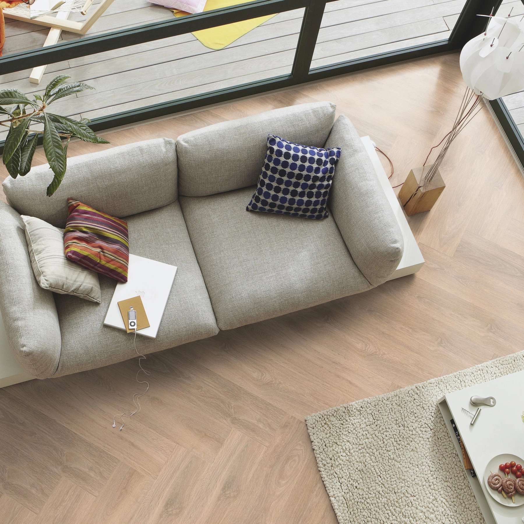 Milieubild Wohnzimmer im Wintergarten - Blick von oben - MEISTER Laminat LS 350 Eiche sand Milieubild Wohnzimmer im Wintergarten - Blick von oben - MEISTER 600001-0840168-07004
