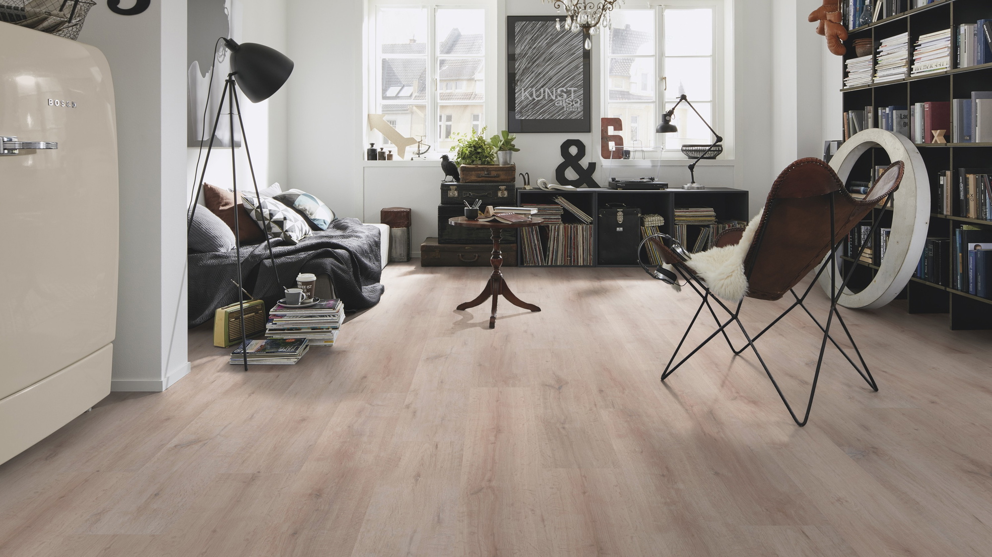 Milieubild Kompaktes Wohnzimmer mit Bücherregal - wineo Klick-Bioboden PURLINE wineo 1000 wood XL Rustic Oak Taupe Milieubild Kompaktes Wohnzimmer mit Bücherregal - wineo PLC313R
