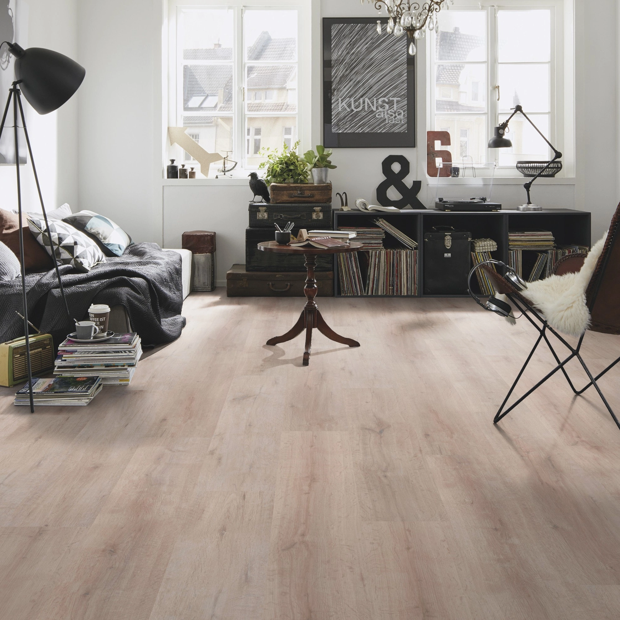 Milieubild Kompaktes Wohnzimmer mit Bücherregal - wineo Klick-Bioboden PURLINE wineo 1000 wood XL Rustic Oak Taupe Milieubild Kompaktes Wohnzimmer mit Bücherregal - wineo PLC313R