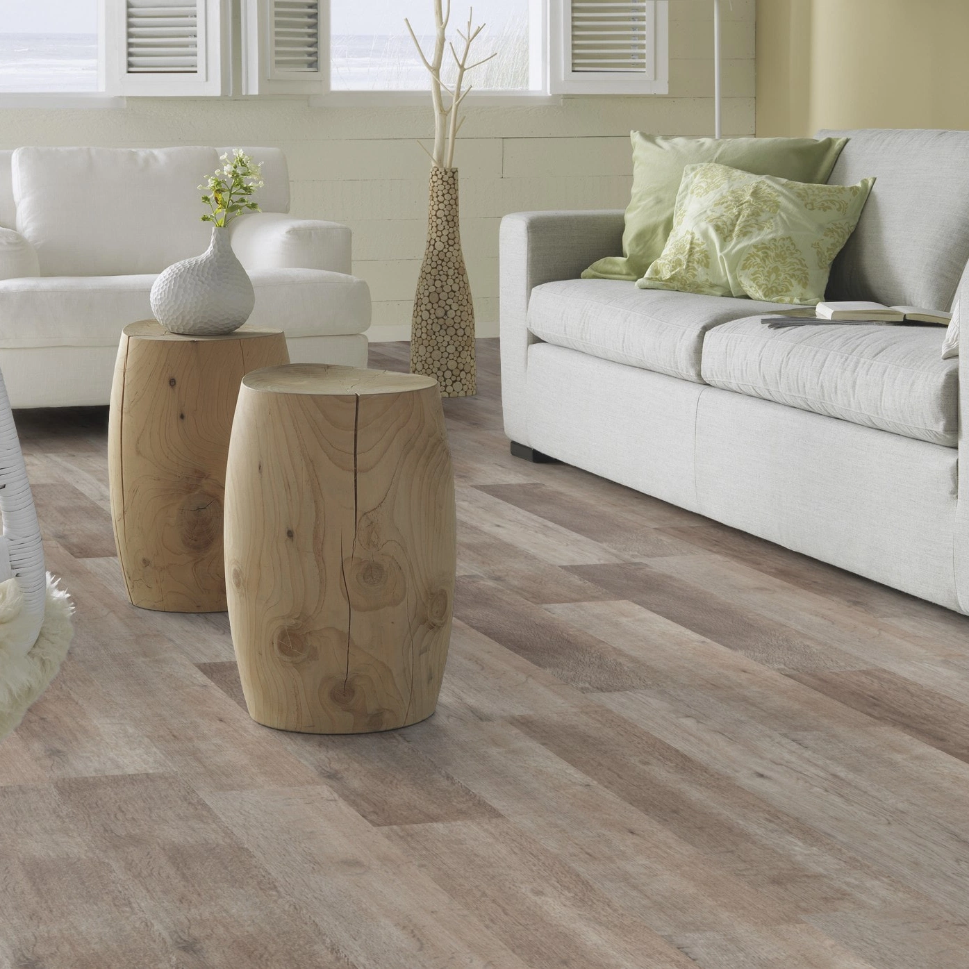 Milieubild Modernes, freundliches Wohnzimmer mit Sofa - Forbo Flooring Klebe-Vinyl Allura Dryback 0.55 Wood Grey Autumn Oak Milieubild Modernes, freundliches Wohnzimmer mit Sofa - Forbo Flooring 220168