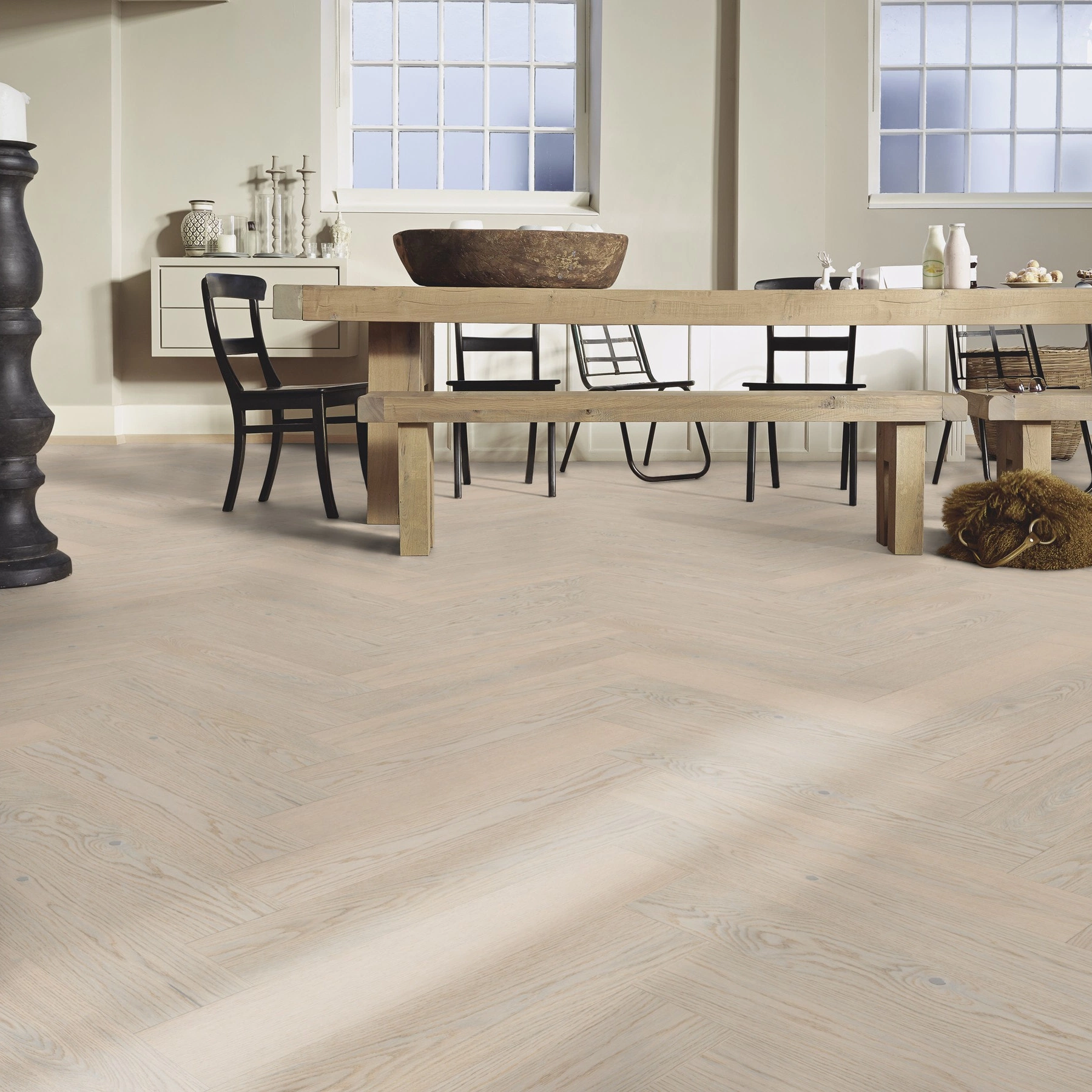 Milieubild Esszimmer mit großem Tisch - MEISTER Holzboden HS 500 Lindura Eiche classic arcticweiß Milieubild Esszimmer mit großem Tisch - MEISTER 500010-0700140-08927