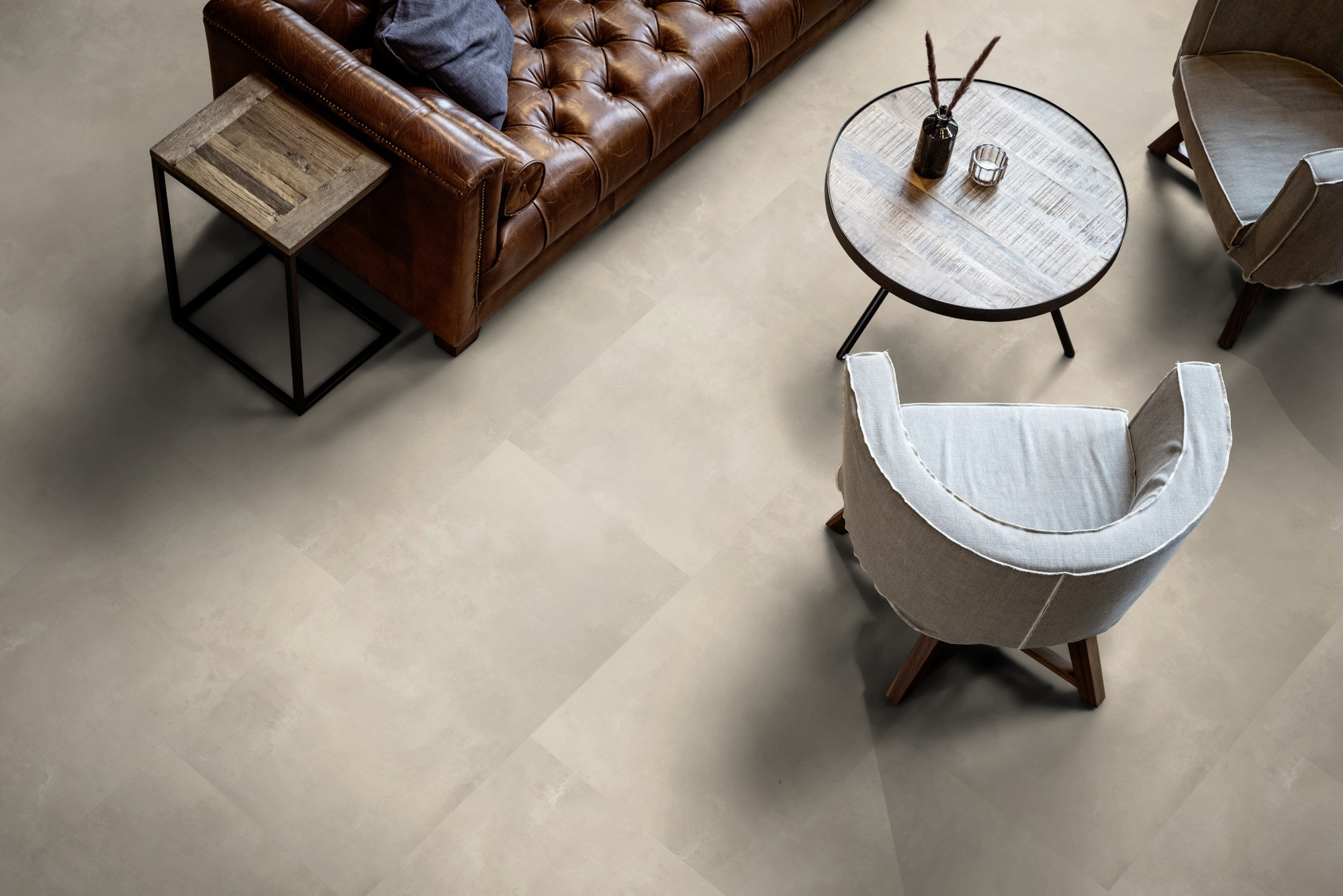 Milieubild Wohnzimmer mit Ledersofa - Blick von oben - ter Hürne Klebe-Designboden Avatara Pro Stone Edition Stein Nemesis Milieubild Wohnzimmer mit Ledersofa - Blick von oben - ter Hürne 1101270301