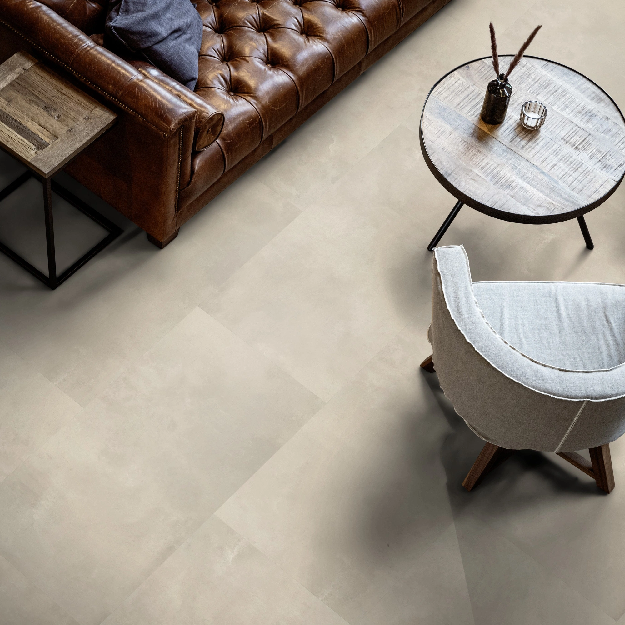 Milieubild Wohnzimmer mit Ledersofa - Blick von oben - ter Hürne Klebe-Designboden Avatara Pro Stone Edition Stein Nemesis Milieubild Wohnzimmer mit Ledersofa - Blick von oben - ter Hürne 1101270301